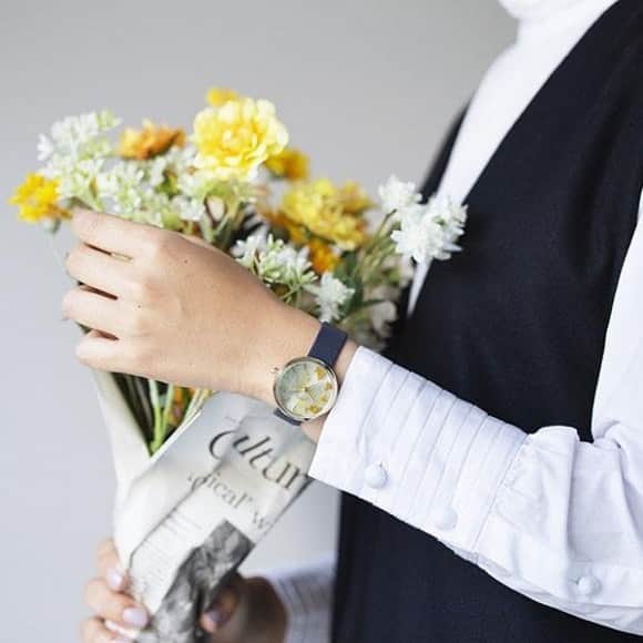 名古屋パルコさんのインスタグラム写真 - (名古屋パルコInstagram)「【東館1F チックタック】 母の日のプレゼントにオススメの腕時計をご紹介。  TiCTACオリジナルのレディースブランド「SPICA（スピカ）」から、 前田有紀さんプロデュースのフラワーブランド「gui(グイ)」とコラボレーションした腕時計が登場。  本物の花びら（プリザーブドフラワー）を手作業により透明な樹脂板に閉じ込め、 ひとつひとつ異なる表情を見せるダイヤルが特徴。 ストラップには、廃棄予定の有機リンゴの皮をアップサイクルすることで生まれた新素材“アップルスキン”を採用。 環境や動物に優しい革新的な新素材で、従来の合成皮革よりも通気性に優れています。  SPI64-YG/NV フラワーアーティスト 前田有紀 TiCTACオリジナル レディース 価格：￥22,000(税込)  品番：SPI64-YG/NV  商品仕様: 仕様：クォーツ（ムーブメント：EPSON Y121 Type L V） 素材：ケース素材：合金　風防素材：ミネラルガラス　バンド素材：アップルスキン 防水：3気圧防水 サイズ：ケースサイズ：縦30mm　径30mm　厚さ11mm　腕回り13～18cm 備考：オリジナルアレンジメントフラワーボックス付属  〇母の日ラッピング無料サービス＆送料無料サービス 4月14日(金)～5月14日(日)の期間中、 自店メンバーズアプリ会員証ご提示で ギフトラッピング無料サービスと送料無料サービスを行っております。 是非ご利用ください。」4月29日 18時29分 - parco_nagoya_official