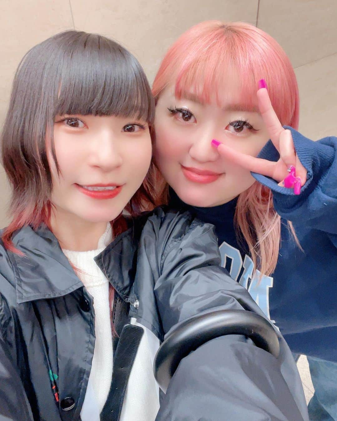 ピンキー！☆藤咲彩音のインスタグラム：「ハピネスギャルえりなっちさんとご飯食べ行った日🫶🏻 食べるよりずっと喋ってたけど、閉店間際にデザートと野菜系かけこむ2人😺 えりなっちさんと会うと超超元気になる〜〜〜💙🩵」