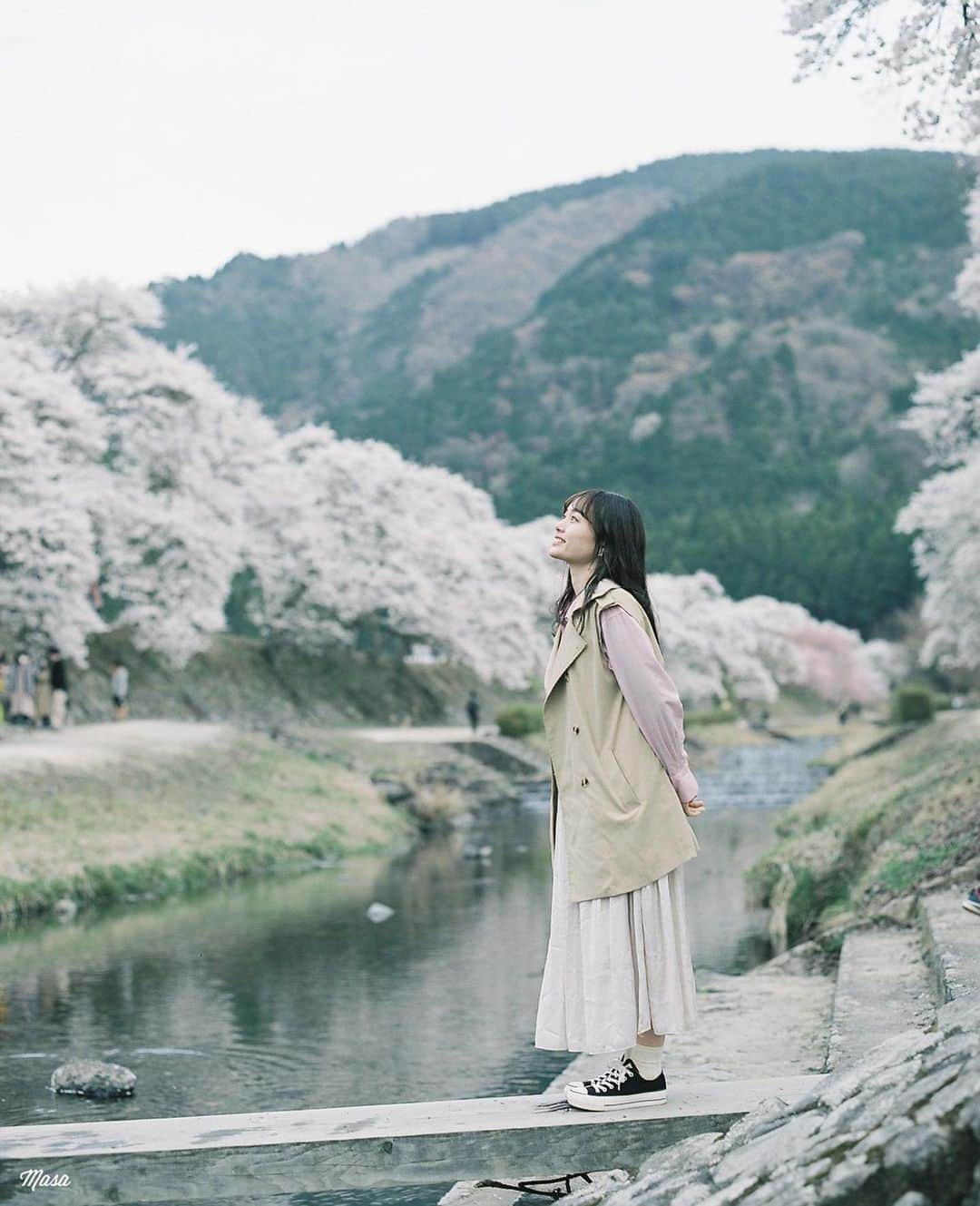 Masaさんのインスタグラム写真 - (MasaInstagram)「.  ▶︎▶︎▶︎ Swipe  1：Pentax6x7  Super Takumar 105mm F2.4 #PRO400H  2：Nikon F3  ここは確か5年ぶりぐらいに行った気がする。  フィルムの空ケースが500個ぐらいあって邪魔なので、小分けにして売りに出したら意外に売れる売れる。  発送が面倒。  撮影日 : 2023年4月2日  #まさペン#エビプリ #pentax6x7 #pentax67 #バケペン #中判フィルム #film #filmcamera #filmphotography #フィルム #フィルムカメラ#フィルム写真 #igersip #portrait #ポートレート #pro400h #fujifilm #filmisnotdead #ソメイヨシノ #桜 #滋賀 #shiga」4月30日 8時00分 - masa_nikonist