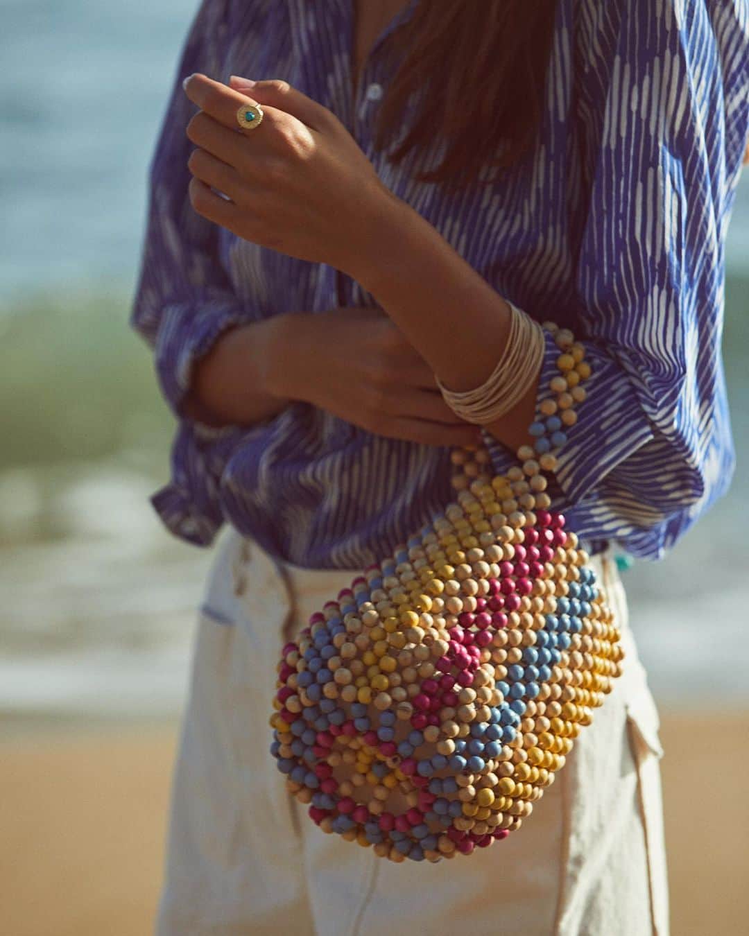 ハートフォードさんのインスタグラム写真 - (ハートフォードInstagram)「CRUSH ON | Our favourite accessory for this Summer : The Essie Bag in wood pearls.  _______________   Notre accessoire fétiche pour cet été : le sac seau Essie en perles de bois.   📷 @arnolamphoto  @mashaderevianko  #Hartford #SS23 #Summerbag #Accessory」4月29日 18時33分 - hartford
