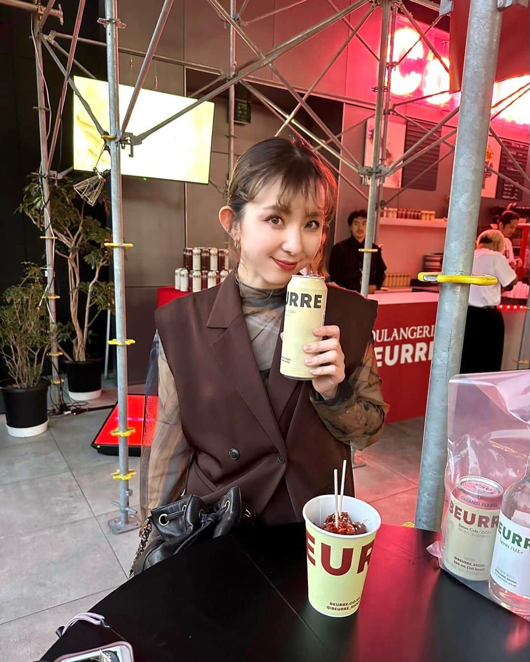 山本夢のインスタグラム：「.  韓国で話題のビールが 日本に🍻✨ ということで @beurre_tokyo  @beurre_seoul  のポップアップストア& ローンチパーティーに お邪魔させて頂きました！  バタービールは初めて呑んだけど ビール好きはもちろん ビールが苦手な方も 甘い香りで とても飲みやすかったから 良いかも👏✨  色んなフレーバーがあったけど 私はバニラフレーバーが お気に入りでした！ これに甘辛いチキンは ただの最高タイムやん。。 でした。 ありがとうございました。  4/28（金）〜5/7（日）まで 渋谷PARCO1Fにて ポップアップストアが 出来るみたいなので もう1回バニラの 買いに行こうかな。。笑  気になる方も ぜひ☺️  @haruka._.style  いつも ありがとうございます☺️💕  #ブーランジェリーブール #ブーランジェリーブール東京 #ブール東京 #beurre #バタービール #beer #韓国グルメ」