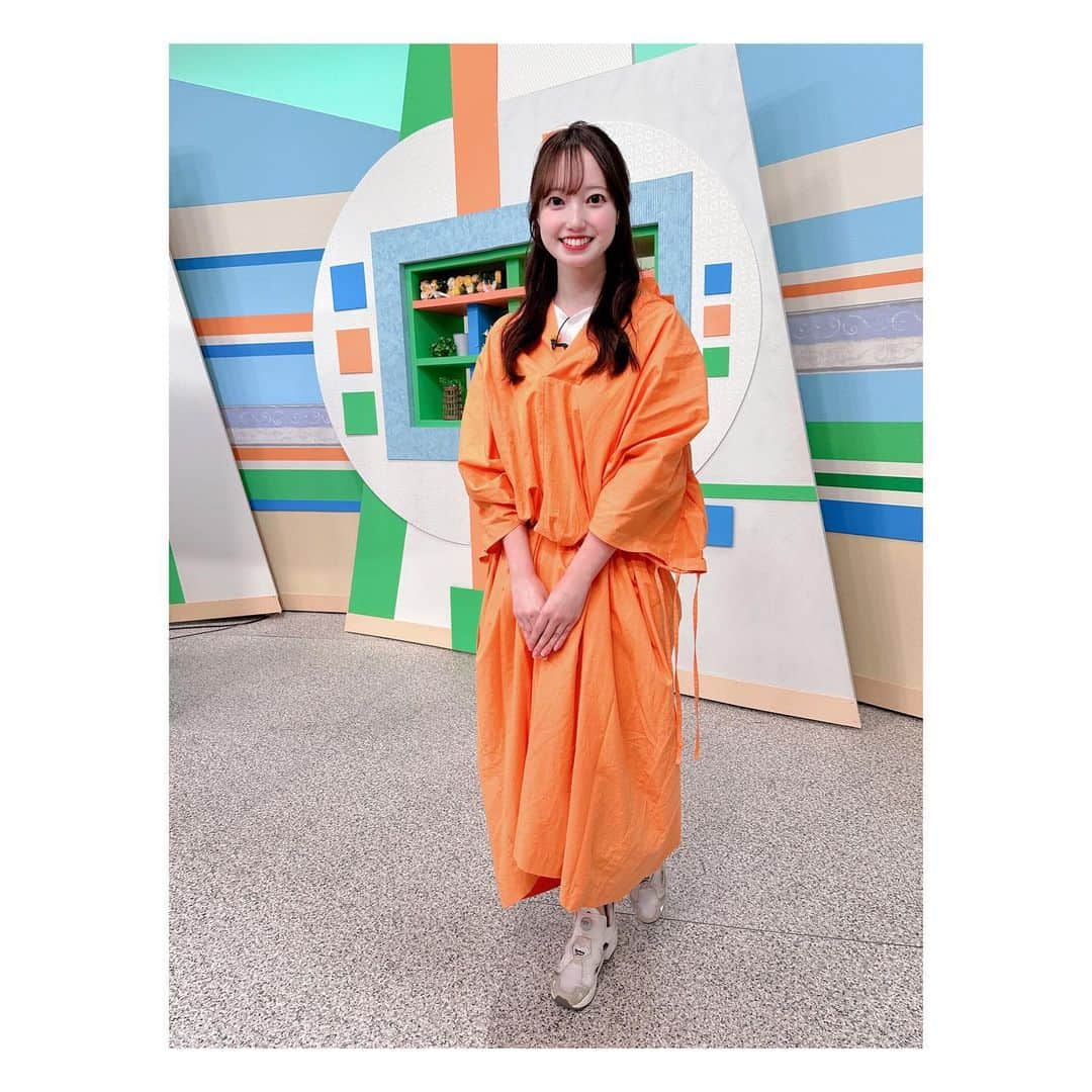 石井奏美のインスタグラム：「今日のシアワセ気分は オレンジ色のカジュアルなワンピース🍊  スポーティな合わせをしたくて 白のTシャツとスニーカーを👟  onepiece: ENICA(@enica_official )  普段あまり挑戦できていない 洋服のタイプなので 衣装で着られてよかった✨  そして GWに入りましたね💡  この時期は、 帰省してきて 久々に見られましたと 言ってくださる方がいたり 初めて見ましたと知って くださる方が多かったりするので 頑張ろう！と気が引き締まります💪  お休みの方は素敵な休日を、 お仕事の方は一緒に頑張りましょう〜💐🧸  #岡山#香川#アナウンサー#衣装 #fashion#ootd#enica」