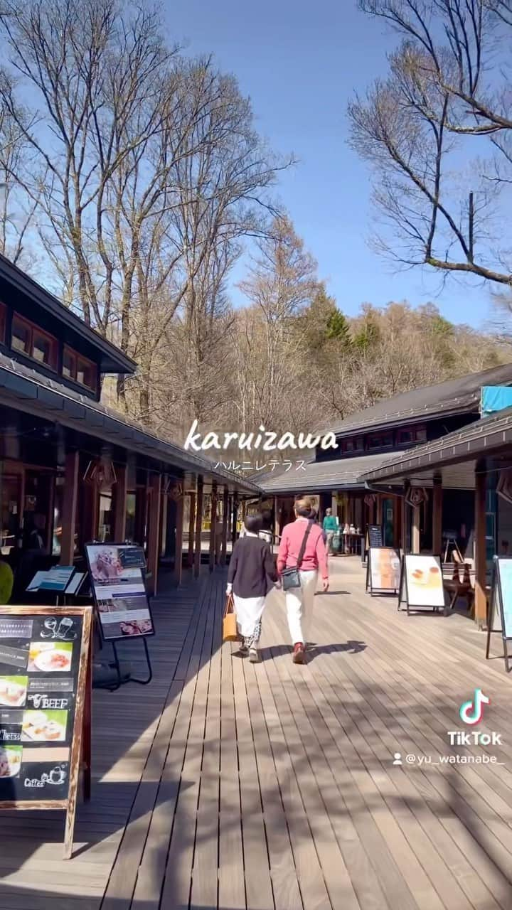 渡邉優のインスタグラム：「ハルニレテラス🌳🍂 可愛いお店沢山でお目当てのパン屋さんにも行けた♡ ⁡ 6/2〜7/9まで 有名なアンブレラスカイもやるみたい…！ その時期に行きたかったなぁ🙄 ⁡ ⁡ ⁡ ⁡ ⁡ ＿＿＿＿＿＿＿＿＿＿＿＿＿＿＿＿＿＿ #louren #reedit #軽井沢 #アンブレラスカイ #ハルニレテラス #軽井沢ハルニレテラス #軽井沢コーデ #karuizawa #outlet #プチプラ #白コーデ #ベージュコーデ」