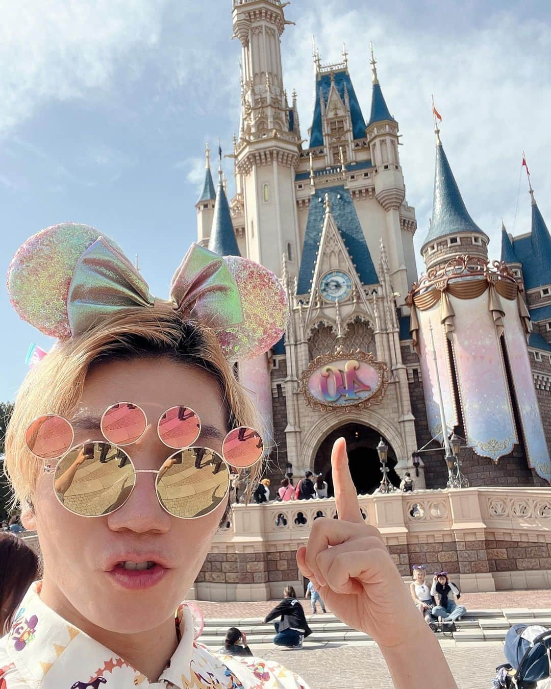 時椿サスケさんのインスタグラム写真 - (時椿サスケInstagram)「ディズニーリゾート40周年🐭🏰✨ 行ってきちゃいやした‼️  控えめに言っても言わなくてもグレートでございました⭐️⭐️⭐️⭐️⭐️⭐️⭐️⭐️⭐️⭐️⭐️  インパして、ワールドバザールに入った途端にゴーラウンドの世界観🏳️‍⚧️ シンデレラ城も40周年バージョンになってて夜はキラキラしてて昼も良し！夜も良し！ 写真撮りまくりーーーー。  フードも40年攻めして、死ぬほど食べたんだけど、1番おいしかったのは正直に言うと、うきわまん🛟 うきわまんにミッキーの耳ついてて、その中にも肉入っててそれに衝撃ーー‼️‼️  まぁ、ぜんぶうまいけどww  それと美女と野獣のものがたりが故障で止まってしまったんだーーーー。  止まっちゃったんだけど、バックヤード入れてラッキーとか思っちゃうよね✌️ なんてったって、なかなかないこと！ それと、いつでも並ばずに乗れるようなチケットをいただきました❣️ サンキューソーマッチ！！  さすが、ディズニー🌋  お土産買えなかったのが心残りだが…」4月29日 18時45分 - zashiki_sasuke