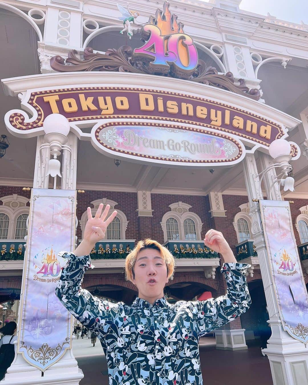 時椿サスケさんのインスタグラム写真 - (時椿サスケInstagram)「ディズニーリゾート40周年🐭🏰✨ 行ってきちゃいやした‼️  控えめに言っても言わなくてもグレートでございました⭐️⭐️⭐️⭐️⭐️⭐️⭐️⭐️⭐️⭐️⭐️  インパして、ワールドバザールに入った途端にゴーラウンドの世界観🏳️‍⚧️ シンデレラ城も40周年バージョンになってて夜はキラキラしてて昼も良し！夜も良し！ 写真撮りまくりーーーー。  フードも40年攻めして、死ぬほど食べたんだけど、1番おいしかったのは正直に言うと、うきわまん🛟 うきわまんにミッキーの耳ついてて、その中にも肉入っててそれに衝撃ーー‼️‼️  まぁ、ぜんぶうまいけどww  それと美女と野獣のものがたりが故障で止まってしまったんだーーーー。  止まっちゃったんだけど、バックヤード入れてラッキーとか思っちゃうよね✌️ なんてったって、なかなかないこと！ それと、いつでも並ばずに乗れるようなチケットをいただきました❣️ サンキューソーマッチ！！  さすが、ディズニー🌋  お土産買えなかったのが心残りだが…」4月29日 18時45分 - zashiki_sasuke