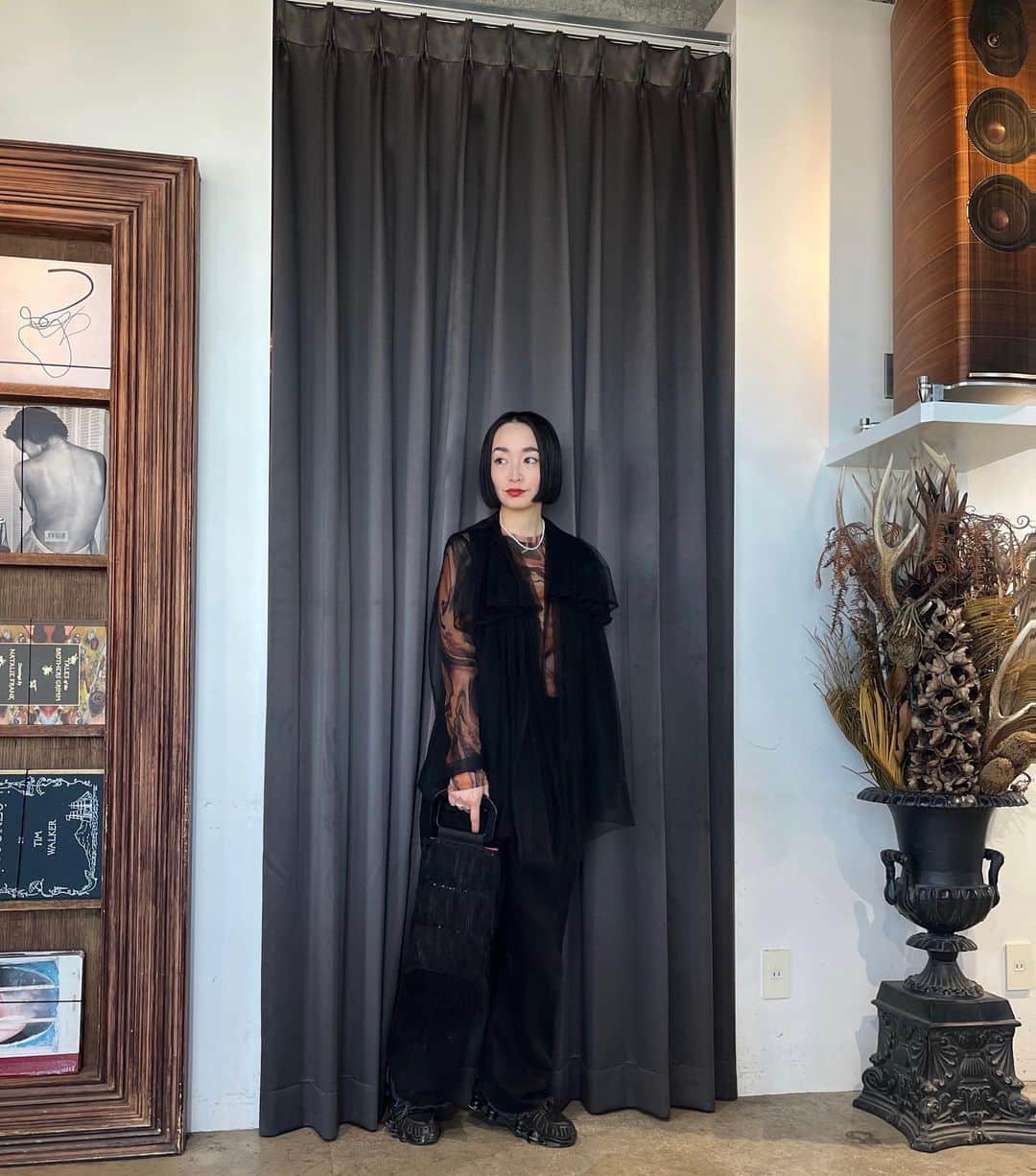佐々木香奈のインスタグラム：「明日は、満員御礼でっす🤝  GW中は、 5/3.6が出勤してますよ〜！！  この間VINTAGEで見つけたBAG♡ 相変わらずフリンジ好きで 婆さんになるまで集め続けるでしょう😂」
