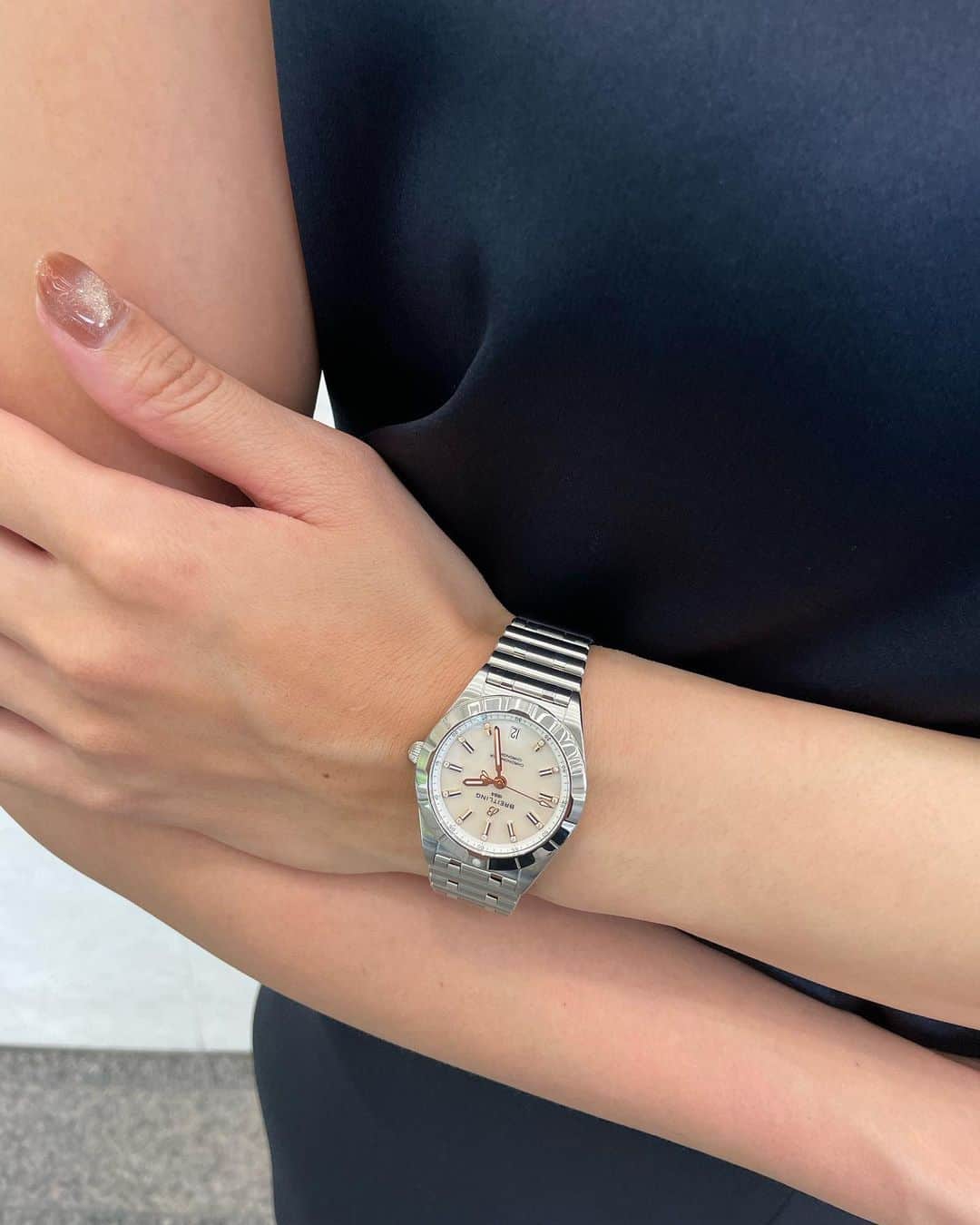 福田萌子さんのインスタグラム写真 - (福田萌子Instagram)「時間はみんなに平等で、とても大切なものだから、時間を刻む時計は大切にしなさい。 と言って小さい頃から時計を贈ってくれた父。 私にとって腕時計は共に人生を刻むパートナーであり、最高のアクセサリー✨  最近は子どもを抱くのであまり付けなくなっていましたが、ブライトリングのクロノマット32MOP(マザーオフパール)を提供していただく事になり、久しぶりに左手に落ち着きが戻って来ました😊🤲🏻 どんなシーンにも合うスポーティーでシックな時計だから、きっとこの子もこれから日常に寄り添ってくれる相棒になる🌿 色んなファッションと合わせるのもとっても楽しみです✨  #breitling #chronomat #squadonamission #ブライトリング #クロノマット」4月29日 18時47分 - moekofukuda