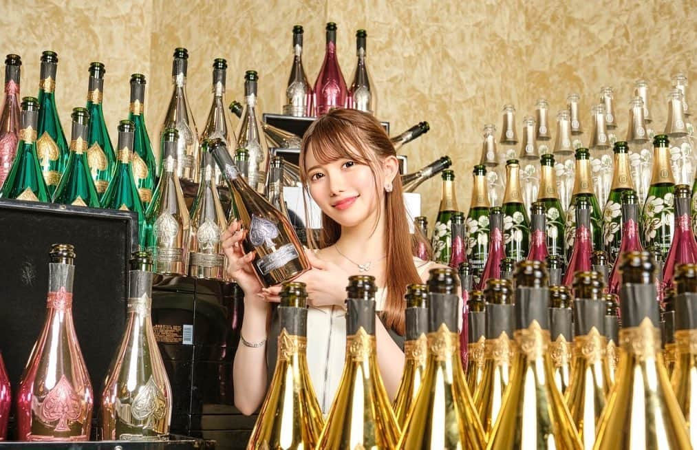 さとみさんのインスタグラム写真 - (さとみInstagram)「先月の🍾🩷  今回、ベネグループの歴代売上を再び更新することができました！！ 応援してくれるお客様のおかげです😭 本当にありがとうございました🙇‍♀️❤️  感謝を忘れず今後も精進してまいります🤍  #poseidon #ポセイドン六本木 #ベネグループ #キャバクラ #シャンパン」4月29日 18時48分 - satomi9342