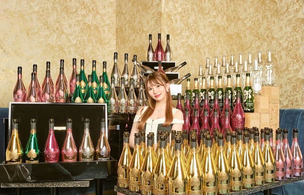 さとみのインスタグラム：「先月の🍾🩷  今回、ベネグループの歴代売上を再び更新することができました！！ 応援してくれるお客様のおかげです😭 本当にありがとうございました🙇‍♀️❤️  感謝を忘れず今後も精進してまいります🤍  #poseidon #ポセイドン六本木 #ベネグループ #キャバクラ #シャンパン」