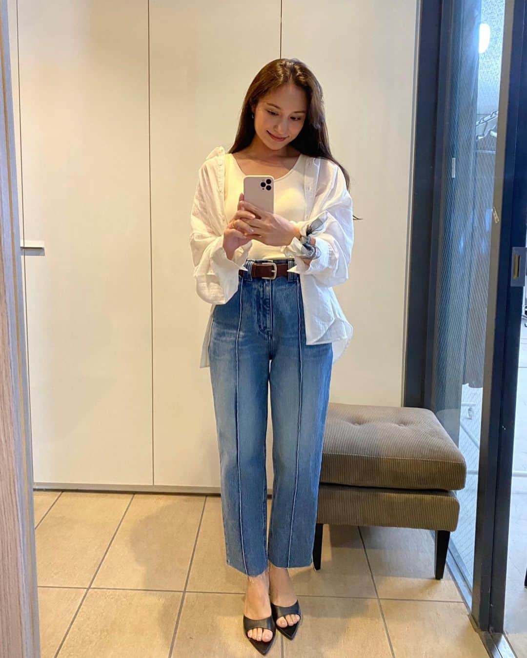 のインスタグラム：「🌹 先日はLIVEをご視聴してくださった皆様 ありがとうございました🌹気になっていたデニム💕 テーパードデニムでもカジュアル過ぎず、 カッコよく美しく見せてくれる細かなこだわりが行き届いていました👏気になるヒップや脚のラインも 絶妙なラインが綺麗にカバーしてくれて とっても感動🥹👏🌹 信頼のおける〝カイハラ〟のデニム生地、 国産にこだわって作られています。 皆様にも手に取って見て頂きたいな〜🥹  私はSサイズを着用しています🤍 肌触りの柔らかなTanktopも、 これからの季節必須なシャツもお気に入り。 本革のベルトもコーデをまとめてくれる おすすめアイテムです🌹 LIVEのアーカイブはハイライトに残しました🙆‍♀️  #mieliinvariant」