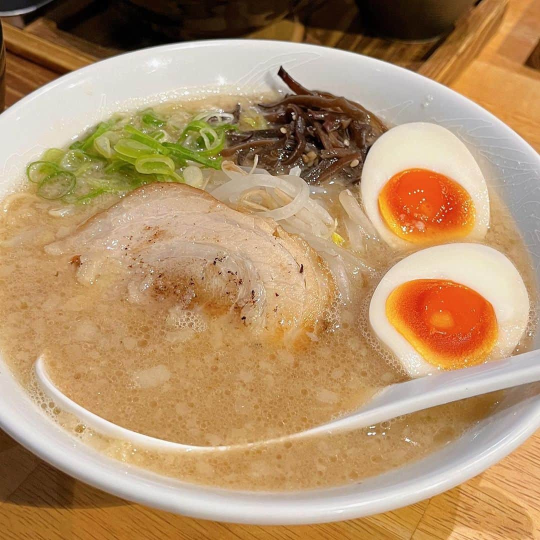 小川満鈴さんのインスタグラム写真 - (小川満鈴Instagram)「❀ デビット伊東さんが経営するラーメン屋さんへ行ってきたよ🍜  私は醤油豚骨ラーメンにネギともやしをトッピング。あと卵かけごはんも追加。 トッピングは別皿で出てきて自分で盛り付けながら食べてくんだけど、麺は細麺でツルッと食べやすくて見事に完食しちゃった✌️✨ また近くに行った時は立ち寄りたいな♡  PR @davidramen.tdm #ラーメン #品川ラーメン #タレント #醤油豚骨 #デビット伊藤 #でびっとらーめん #中延ラーメン #中延グルメ #デビット伊東 #ラーメン屋 #ラーメン部 #ラーメン好きな人と繋がりたい」4月30日 0時18分 - ogawan_sailormoon