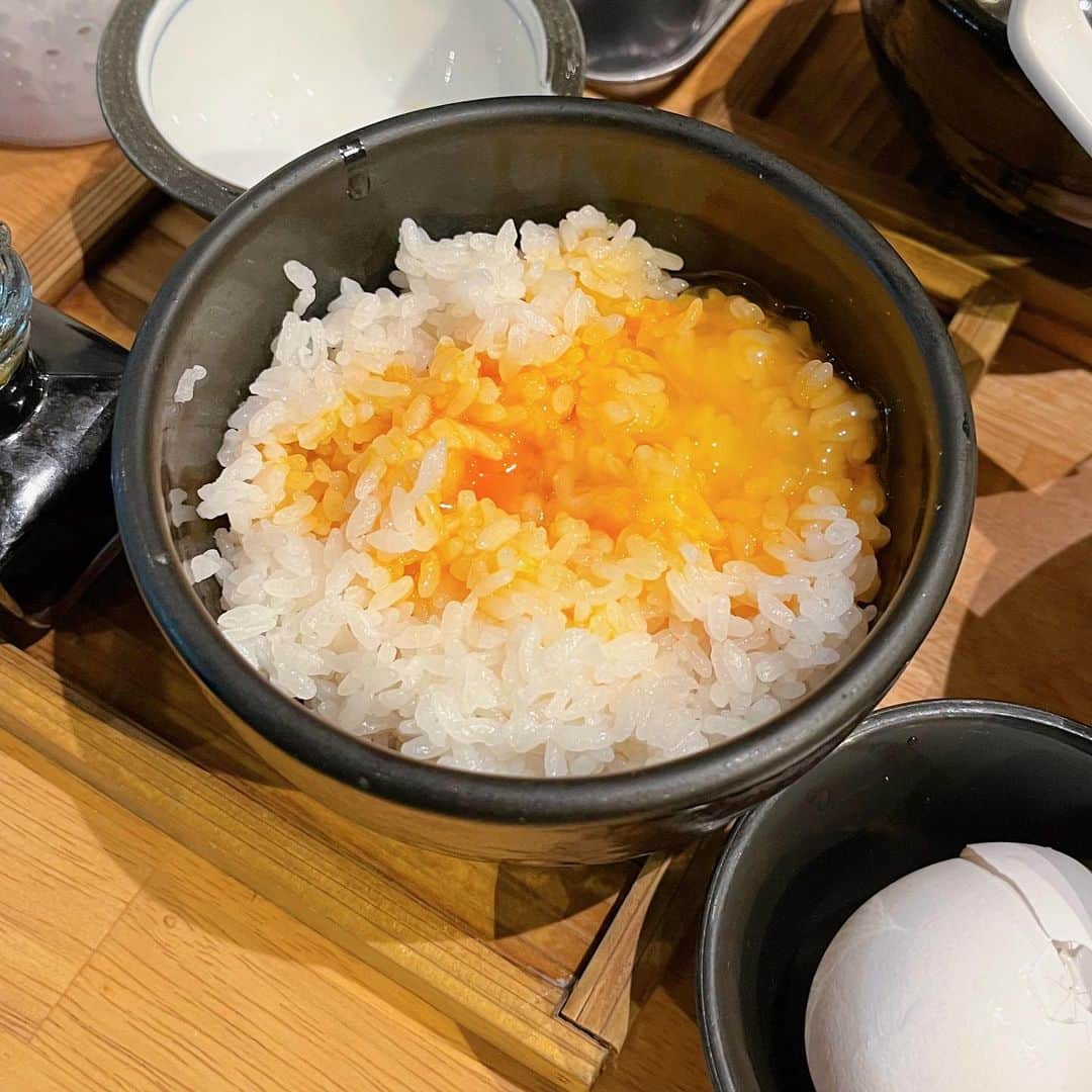 小川満鈴さんのインスタグラム写真 - (小川満鈴Instagram)「❀ デビット伊東さんが経営するラーメン屋さんへ行ってきたよ🍜  私は醤油豚骨ラーメンにネギともやしをトッピング。あと卵かけごはんも追加。 トッピングは別皿で出てきて自分で盛り付けながら食べてくんだけど、麺は細麺でツルッと食べやすくて見事に完食しちゃった✌️✨ また近くに行った時は立ち寄りたいな♡  PR @davidramen.tdm #ラーメン #品川ラーメン #タレント #醤油豚骨 #デビット伊藤 #でびっとらーめん #中延ラーメン #中延グルメ #デビット伊東 #ラーメン屋 #ラーメン部 #ラーメン好きな人と繋がりたい」4月30日 0時18分 - ogawan_sailormoon