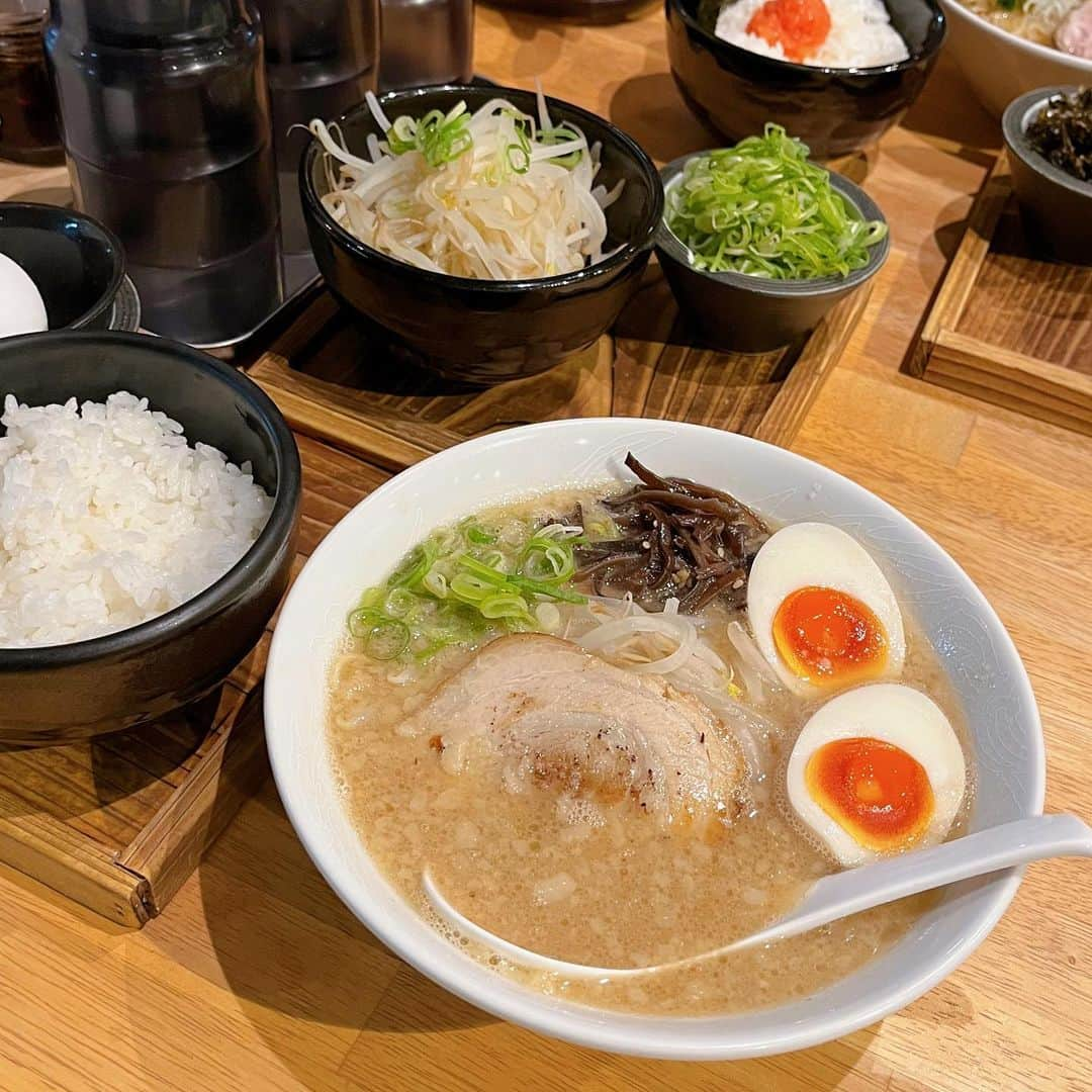 小川満鈴のインスタグラム：「❀ デビット伊東さんが経営するラーメン屋さんへ行ってきたよ🍜  私は醤油豚骨ラーメンにネギともやしをトッピング。あと卵かけごはんも追加。 トッピングは別皿で出てきて自分で盛り付けながら食べてくんだけど、麺は細麺でツルッと食べやすくて見事に完食しちゃった✌️✨ また近くに行った時は立ち寄りたいな♡  PR @davidramen.tdm #ラーメン #品川ラーメン #タレント #醤油豚骨 #デビット伊藤 #でびっとらーめん #中延ラーメン #中延グルメ #デビット伊東 #ラーメン屋 #ラーメン部 #ラーメン好きな人と繋がりたい」