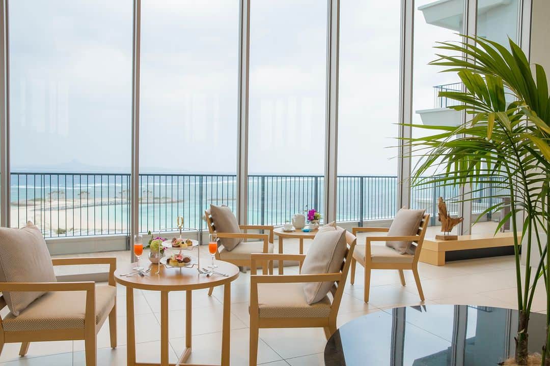 Relux | リラックスさんのインスタグラム写真 - (Relux | リラックスInstagram)「【エメラルドビーチに浮かぶ豪華客船】  沖縄本島北部にある全室オーシャンビューのリゾートホテル。クラブウイング宿泊者専用のインフィニティプールはエメラルドビーチに面しており、壮大な景色を楽しめます。  絶景のロケーションと満足度の高いサービスで、何度も訪れたくなる贅沢なリゾートステイを。  --------------------------------------------- 📍ホテル オリオン モトブ リゾート＆スパ（沖縄県＞本部・名護・国頭）  @hotelorionmotoburesort_spa  ---------------------------------------------  Reluxでは、さきどり夏旅キャンペーンが開催中🌴 詳しくはプロフィールのリンクからご覧ください✨ → @relux_jp  素敵な旅行の様子を #relux_travel で投稿✈️ このアカウントで紹介させて頂くことがあります。  #沖縄県 #沖縄観光 #沖縄旅行 #沖縄ホテル  #ホテルオリオンモトブリゾートアンドスパ #エメラルドビーチ #relux_沖縄 #okinawa_hotel #okinawa #japantrip #japantravel #japan」4月29日 19時00分 - relux_jp