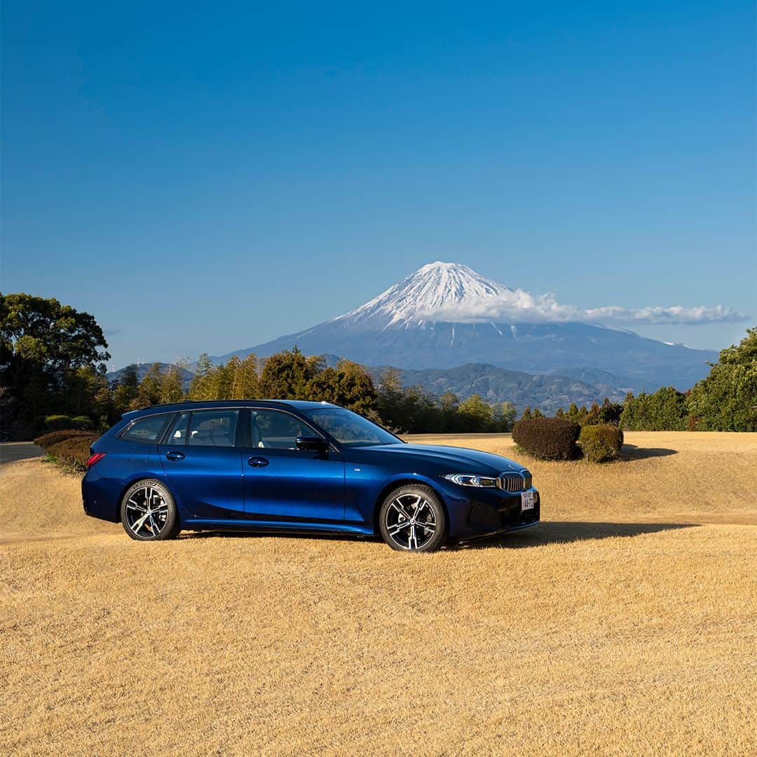 BMW Japanさんのインスタグラム写真 - (BMW JapanInstagram)「BMW 3シリーズ ツーリング 日常をより便利に、より愉しく  Mスポーツ・サスペンションによる俊敏かつダイレクトなフィールが、純粋な走りの愉悦へといざなう。  スタイリッシュで明快なデザインのエクステリアに、最大容量1,510lのラゲージ・ルームを備えた多用途性と機能性のあるインテリア。3シリーズ ツーリングの圧倒的なドライビング・ダイナミクスと包括的なコネクティビティで、あなたの日常をより満ち足りたものへ。  5月31日（水）まで、BMW 3シリーズ試乗体験キャンペーン実施中。  静岡、兵庫、石川のプレミアムな3つのプランから、新たな発見を得る旅をお愉しみください。  詳細は @bmwjapan アカウントトップのURLからチェック。  ※特別な許可を得て撮影しています。  #BMW #駆けぬける歓び #BMWjapan #BMW3series #BMW3 #THE3 #Touring #BMWlife #BMWlifestyle #BMWfamily #BMWdaily #BMWphoto #BMWphoto #BMWのある暮らし #旅行 #travel #drive」4月29日 19時00分 - bmwjapan