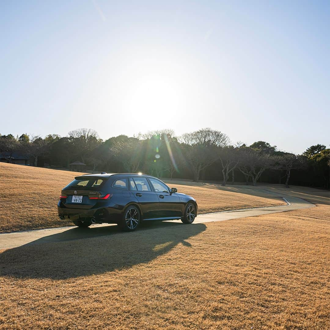 BMW Japanさんのインスタグラム写真 - (BMW JapanInstagram)「BMW 3シリーズ ツーリング 日常をより便利に、より愉しく  Mスポーツ・サスペンションによる俊敏かつダイレクトなフィールが、純粋な走りの愉悦へといざなう。  スタイリッシュで明快なデザインのエクステリアに、最大容量1,510lのラゲージ・ルームを備えた多用途性と機能性のあるインテリア。3シリーズ ツーリングの圧倒的なドライビング・ダイナミクスと包括的なコネクティビティで、あなたの日常をより満ち足りたものへ。  5月31日（水）まで、BMW 3シリーズ試乗体験キャンペーン実施中。  静岡、兵庫、石川のプレミアムな3つのプランから、新たな発見を得る旅をお愉しみください。  詳細は @bmwjapan アカウントトップのURLからチェック。  ※特別な許可を得て撮影しています。  #BMW #駆けぬける歓び #BMWjapan #BMW3series #BMW3 #THE3 #Touring #BMWlife #BMWlifestyle #BMWfamily #BMWdaily #BMWphoto #BMWphoto #BMWのある暮らし #旅行 #travel #drive」4月29日 19時00分 - bmwjapan