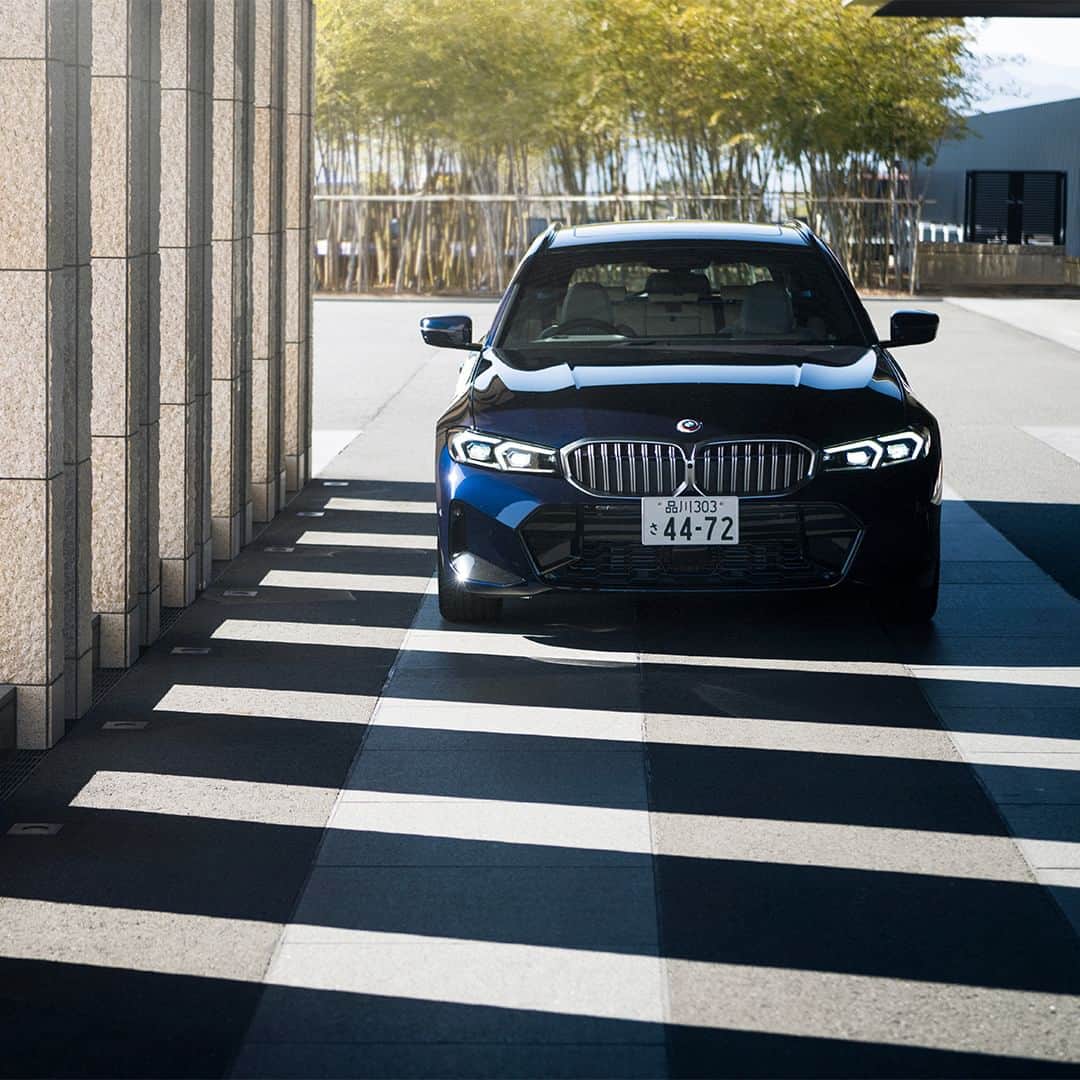 BMW Japanさんのインスタグラム写真 - (BMW JapanInstagram)「BMW 3シリーズ ツーリング 日常をより便利に、より愉しく  Mスポーツ・サスペンションによる俊敏かつダイレクトなフィールが、純粋な走りの愉悦へといざなう。  スタイリッシュで明快なデザインのエクステリアに、最大容量1,510lのラゲージ・ルームを備えた多用途性と機能性のあるインテリア。3シリーズ ツーリングの圧倒的なドライビング・ダイナミクスと包括的なコネクティビティで、あなたの日常をより満ち足りたものへ。  5月31日（水）まで、BMW 3シリーズ試乗体験キャンペーン実施中。  静岡、兵庫、石川のプレミアムな3つのプランから、新たな発見を得る旅をお愉しみください。  詳細は @bmwjapan アカウントトップのURLからチェック。  ※特別な許可を得て撮影しています。  #BMW #駆けぬける歓び #BMWjapan #BMW3series #BMW3 #THE3 #Touring #BMWlife #BMWlifestyle #BMWfamily #BMWdaily #BMWphoto #BMWphoto #BMWのある暮らし #旅行 #travel #drive」4月29日 19時00分 - bmwjapan