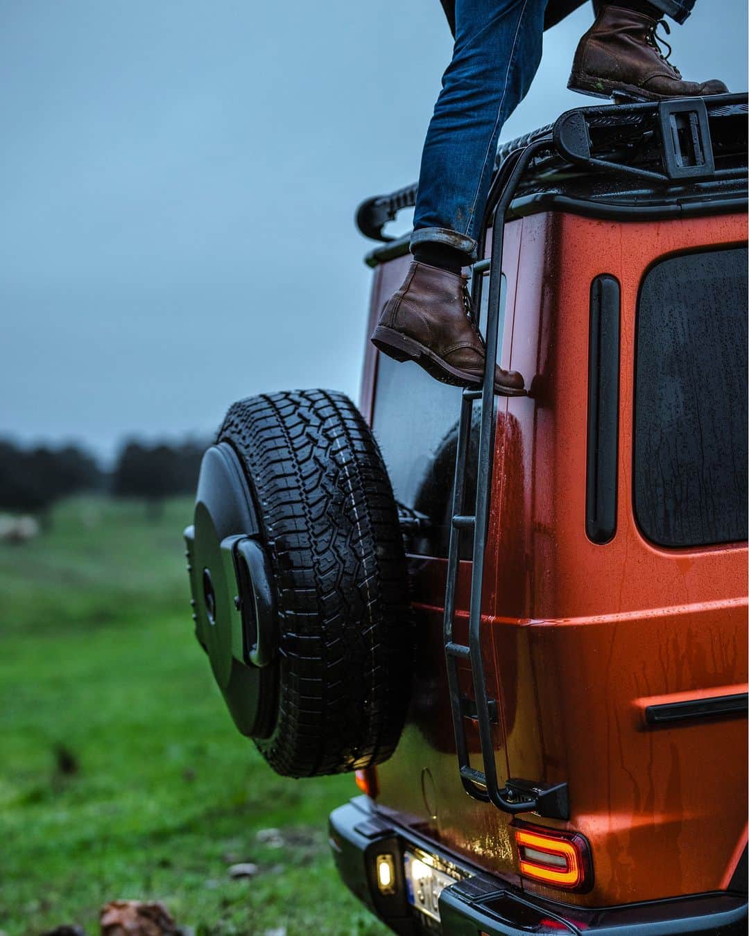 Mercedes-Benz Thailandのインスタグラム：「“ผจญภัยกับ G-Class คือ การได้ออกไปท่องโลกกว้างพร้อมกับที่สุดแห่งยนตรกรรม Off-Road อย่างแท้จริง” - Antonia  มาเก็บทุกความสวยงามของธรรมชาติได้ทุกครั้งที่ออกเดินทางท้าทายทุกเส้นทางไปกับ G-Class  📸 @antoniaheil @dnapik  *อุปกรณ์บางส่วนในภาพอาจแตกต่างจากที่จำหน่ายจริง โปรดตรวจสอบรายการอุปกรณ์ของรถยนต์แต่ละรุ่นที่ผู้จำหน่ายฯ อย่างเป็นทางการทั่วประเทศ​​  #StrongerThanTime #GClass #LegendaryRides #MercedesBenz #MercedesBenzThailand」