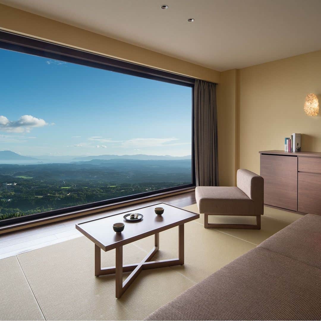 星野リゾートのインスタグラム：「【絶景を望むご当地部屋「薩摩シラス大地の間」】 📍界 霧島 - KAI Kirishima  界 霧島の全49室すべてが「薩摩シラス大地の間」です。 広大な霧島高原と、錦江湾や桜島を見渡すことができます。大きな窓から望む壮大な景色は開放感にあふれ、自然の移り変わりを愛でながらゆったりとお過ごしください！  #HoshinoResorts #星野リゾート #Kai #界 #KaiKirishima #界霧島 #Kagoshima #鹿児島 #霧島 #霧島温泉 #霧島旅行 #霧島ホテル #温泉旅館 #露天風呂付き客室」