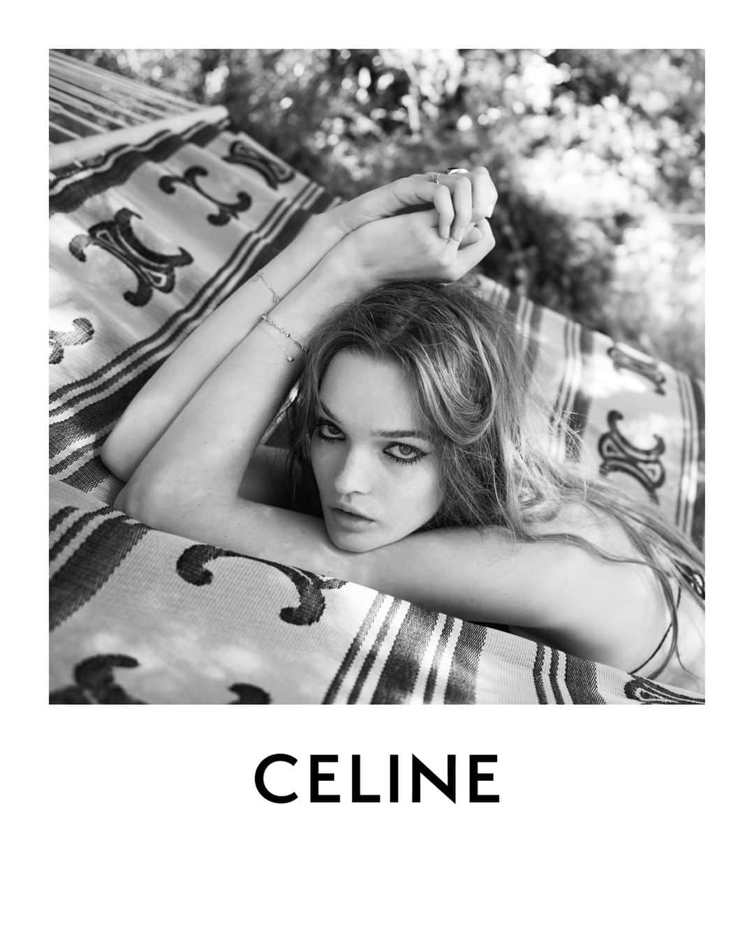 Celineさんのインスタグラム写真 - (CelineInstagram)「CELINE 16 LA COLLECTION DE SAINT-TROPEZ  WOMEN SUMMER 2023  CELINE TRIOMPHE HAMMOCK   COLLECTION AVAILABLE IN STORES AND ON CELINE.COM ON APRIL 14TH  LULU @HEDISLIMANE PHOTOGRAPHY SAINT-TROPEZ OCTOBER 2022  #CELINEBYHEDISLIMANE」4月29日 19時00分 - celine