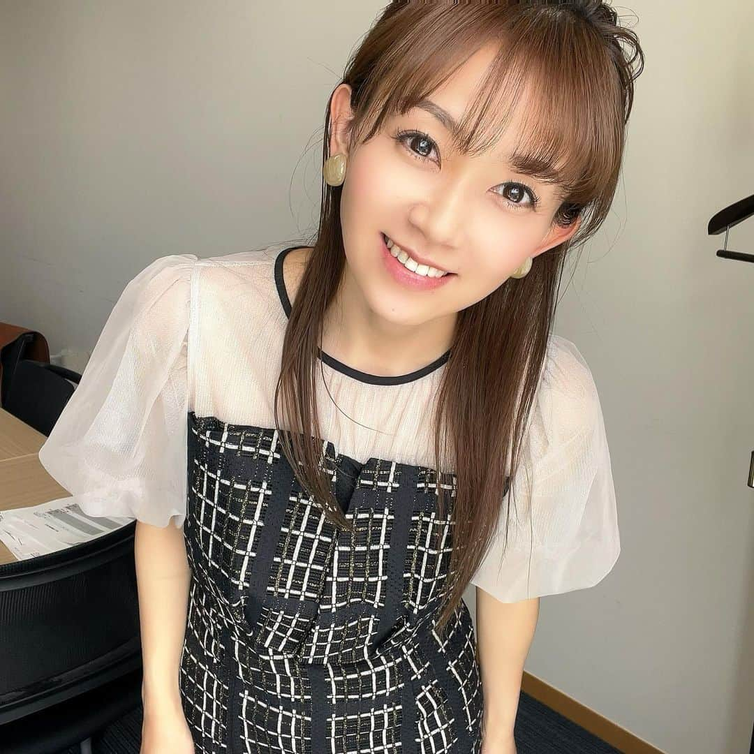 岡部玲子さんのインスタグラム写真 - (岡部玲子Instagram)「本日の衣装とヘアアレンジ✨  (@dorry_doll_official )さんのワンピースは 色と形がとにかく素敵でした✨ 歩くと揺れるスカートの裾が ほっんとうにキレイ✨  大ぶりのアクセサリーは (@lattice_lessignes )さんのもの✨  私がプライベートで身につけているイヤリングは ほとんど(@lattice_lessignes )さんのものです😁  リーズナブルなのに 存在感があって可愛いものが多い‼️  ヘアアレンジは 毛先ストレートのハーフアップ✨  サイドのまとめ方も 自分ではホント いい感じにならないので プロの技術に毎回感動するのです🥹✨  馬券は#ノーヒット  本当にうまくいきません😢  明日も頑張ります💪  皆様 ゴールデンウィーク 笑顔で過ごせますように☺️  私はあまり大型連休は関係ありませんが 楽しくお仕事ができるといいな☺️  今日もご視聴頂きました皆様✨ ありがとうございました🙏✨  #岡部玲子 #タレント　#レポーター　#競馬キャスター　#競馬中継　#生放送　#グリーンチャンネル　#衣装　#ヘアアレンジ　#アクセサリー　#tvshow #dress #hairarrange #accessories #🏇」4月29日 18時53分 - reiko_okabe