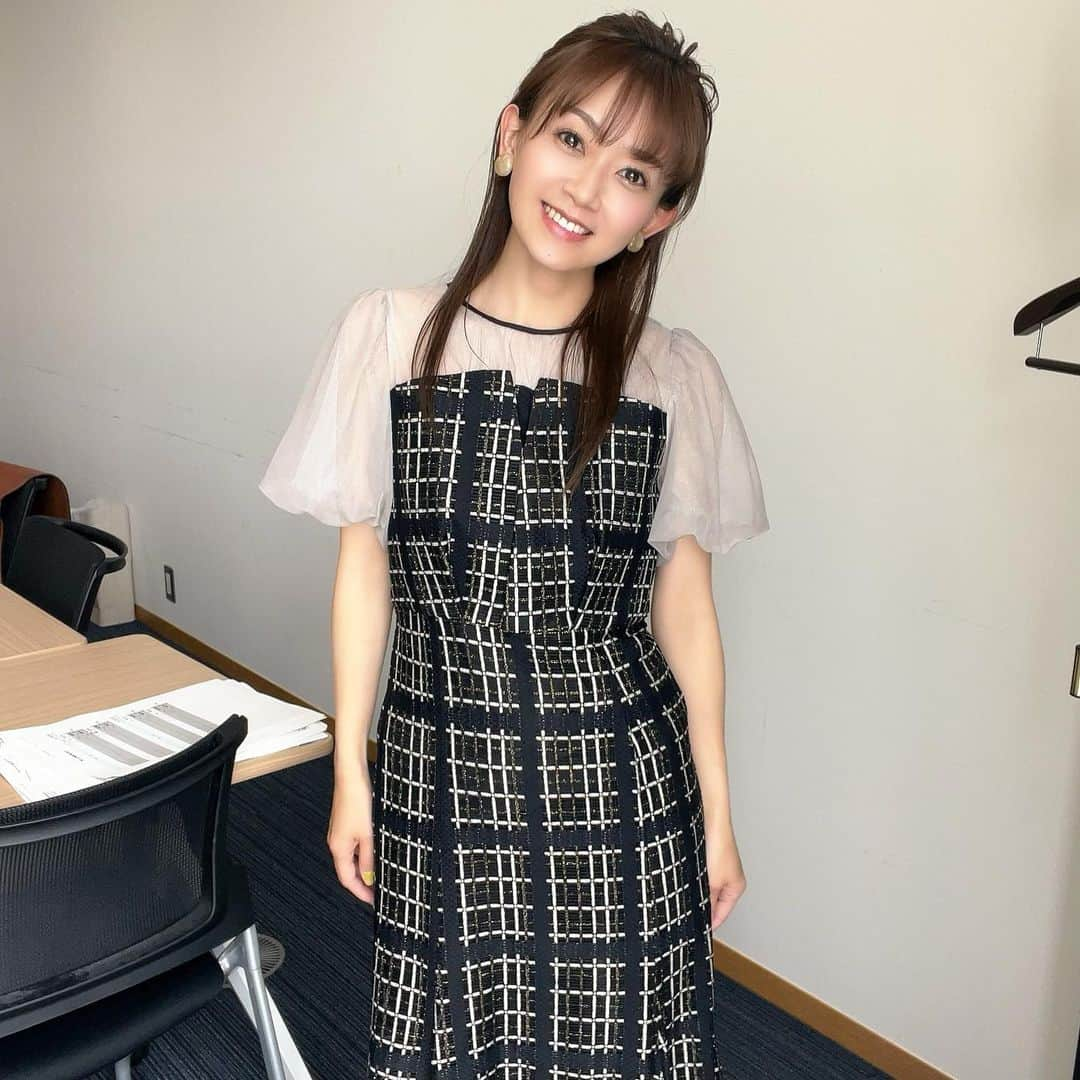 岡部玲子さんのインスタグラム写真 - (岡部玲子Instagram)「本日の衣装とヘアアレンジ✨  (@dorry_doll_official )さんのワンピースは 色と形がとにかく素敵でした✨ 歩くと揺れるスカートの裾が ほっんとうにキレイ✨  大ぶりのアクセサリーは (@lattice_lessignes )さんのもの✨  私がプライベートで身につけているイヤリングは ほとんど(@lattice_lessignes )さんのものです😁  リーズナブルなのに 存在感があって可愛いものが多い‼️  ヘアアレンジは 毛先ストレートのハーフアップ✨  サイドのまとめ方も 自分ではホント いい感じにならないので プロの技術に毎回感動するのです🥹✨  馬券は#ノーヒット  本当にうまくいきません😢  明日も頑張ります💪  皆様 ゴールデンウィーク 笑顔で過ごせますように☺️  私はあまり大型連休は関係ありませんが 楽しくお仕事ができるといいな☺️  今日もご視聴頂きました皆様✨ ありがとうございました🙏✨  #岡部玲子 #タレント　#レポーター　#競馬キャスター　#競馬中継　#生放送　#グリーンチャンネル　#衣装　#ヘアアレンジ　#アクセサリー　#tvshow #dress #hairarrange #accessories #🏇」4月29日 18時53分 - reiko_okabe