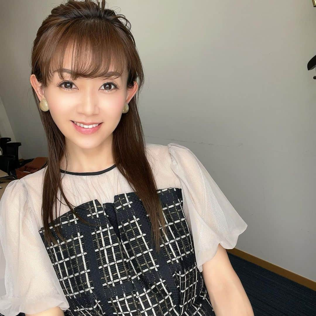 岡部玲子さんのインスタグラム写真 - (岡部玲子Instagram)「本日の衣装とヘアアレンジ✨  (@dorry_doll_official )さんのワンピースは 色と形がとにかく素敵でした✨ 歩くと揺れるスカートの裾が ほっんとうにキレイ✨  大ぶりのアクセサリーは (@lattice_lessignes )さんのもの✨  私がプライベートで身につけているイヤリングは ほとんど(@lattice_lessignes )さんのものです😁  リーズナブルなのに 存在感があって可愛いものが多い‼️  ヘアアレンジは 毛先ストレートのハーフアップ✨  サイドのまとめ方も 自分ではホント いい感じにならないので プロの技術に毎回感動するのです🥹✨  馬券は#ノーヒット  本当にうまくいきません😢  明日も頑張ります💪  皆様 ゴールデンウィーク 笑顔で過ごせますように☺️  私はあまり大型連休は関係ありませんが 楽しくお仕事ができるといいな☺️  今日もご視聴頂きました皆様✨ ありがとうございました🙏✨  #岡部玲子 #タレント　#レポーター　#競馬キャスター　#競馬中継　#生放送　#グリーンチャンネル　#衣装　#ヘアアレンジ　#アクセサリー　#tvshow #dress #hairarrange #accessories #🏇」4月29日 18時53分 - reiko_okabe