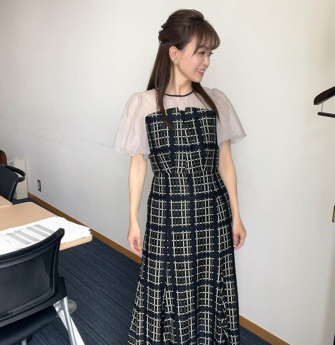 岡部玲子さんのインスタグラム写真 - (岡部玲子Instagram)「本日の衣装とヘアアレンジ✨  (@dorry_doll_official )さんのワンピースは 色と形がとにかく素敵でした✨ 歩くと揺れるスカートの裾が ほっんとうにキレイ✨  大ぶりのアクセサリーは (@lattice_lessignes )さんのもの✨  私がプライベートで身につけているイヤリングは ほとんど(@lattice_lessignes )さんのものです😁  リーズナブルなのに 存在感があって可愛いものが多い‼️  ヘアアレンジは 毛先ストレートのハーフアップ✨  サイドのまとめ方も 自分ではホント いい感じにならないので プロの技術に毎回感動するのです🥹✨  馬券は#ノーヒット  本当にうまくいきません😢  明日も頑張ります💪  皆様 ゴールデンウィーク 笑顔で過ごせますように☺️  私はあまり大型連休は関係ありませんが 楽しくお仕事ができるといいな☺️  今日もご視聴頂きました皆様✨ ありがとうございました🙏✨  #岡部玲子 #タレント　#レポーター　#競馬キャスター　#競馬中継　#生放送　#グリーンチャンネル　#衣装　#ヘアアレンジ　#アクセサリー　#tvshow #dress #hairarrange #accessories #🏇」4月29日 18時53分 - reiko_okabe