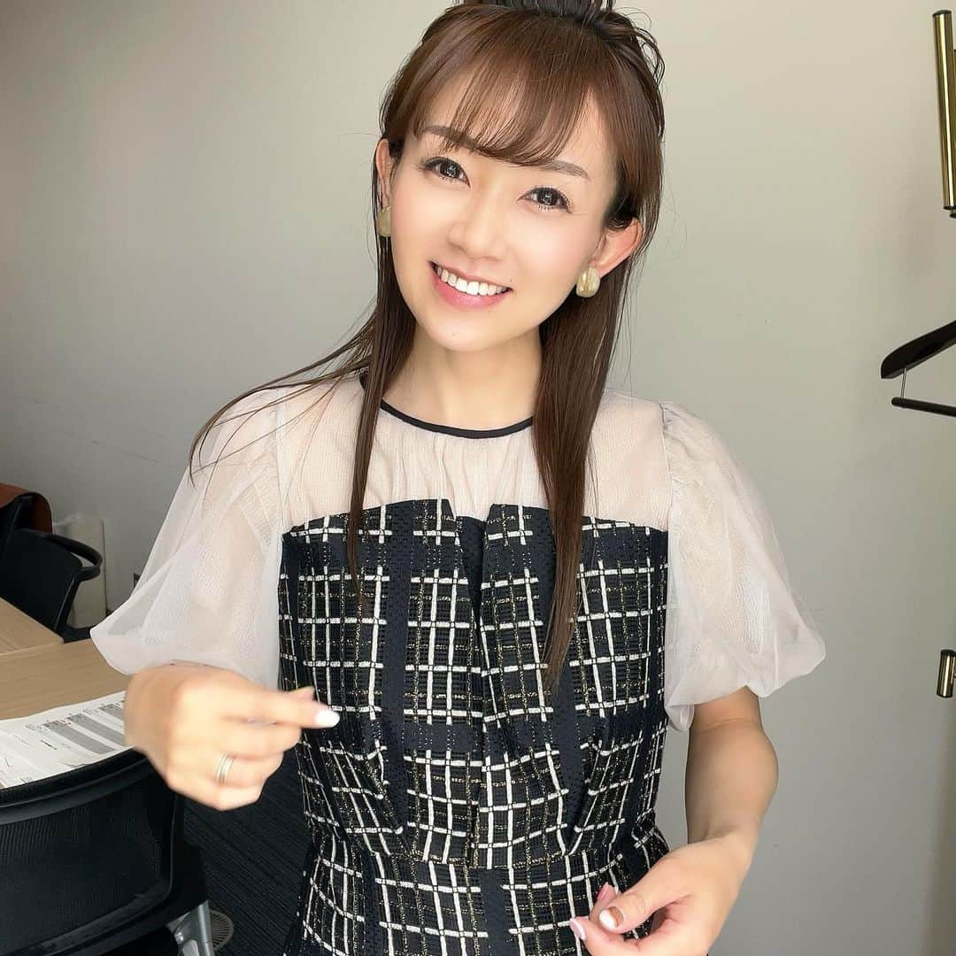 岡部玲子のインスタグラム：「本日の衣装とヘアアレンジ✨  (@dorry_doll_official )さんのワンピースは 色と形がとにかく素敵でした✨ 歩くと揺れるスカートの裾が ほっんとうにキレイ✨  大ぶりのアクセサリーは (@lattice_lessignes )さんのもの✨  私がプライベートで身につけているイヤリングは ほとんど(@lattice_lessignes )さんのものです😁  リーズナブルなのに 存在感があって可愛いものが多い‼️  ヘアアレンジは 毛先ストレートのハーフアップ✨  サイドのまとめ方も 自分ではホント いい感じにならないので プロの技術に毎回感動するのです🥹✨  馬券は#ノーヒット  本当にうまくいきません😢  明日も頑張ります💪  皆様 ゴールデンウィーク 笑顔で過ごせますように☺️  私はあまり大型連休は関係ありませんが 楽しくお仕事ができるといいな☺️  今日もご視聴頂きました皆様✨ ありがとうございました🙏✨  #岡部玲子 #タレント　#レポーター　#競馬キャスター　#競馬中継　#生放送　#グリーンチャンネル　#衣装　#ヘアアレンジ　#アクセサリー　#tvshow #dress #hairarrange #accessories #🏇」