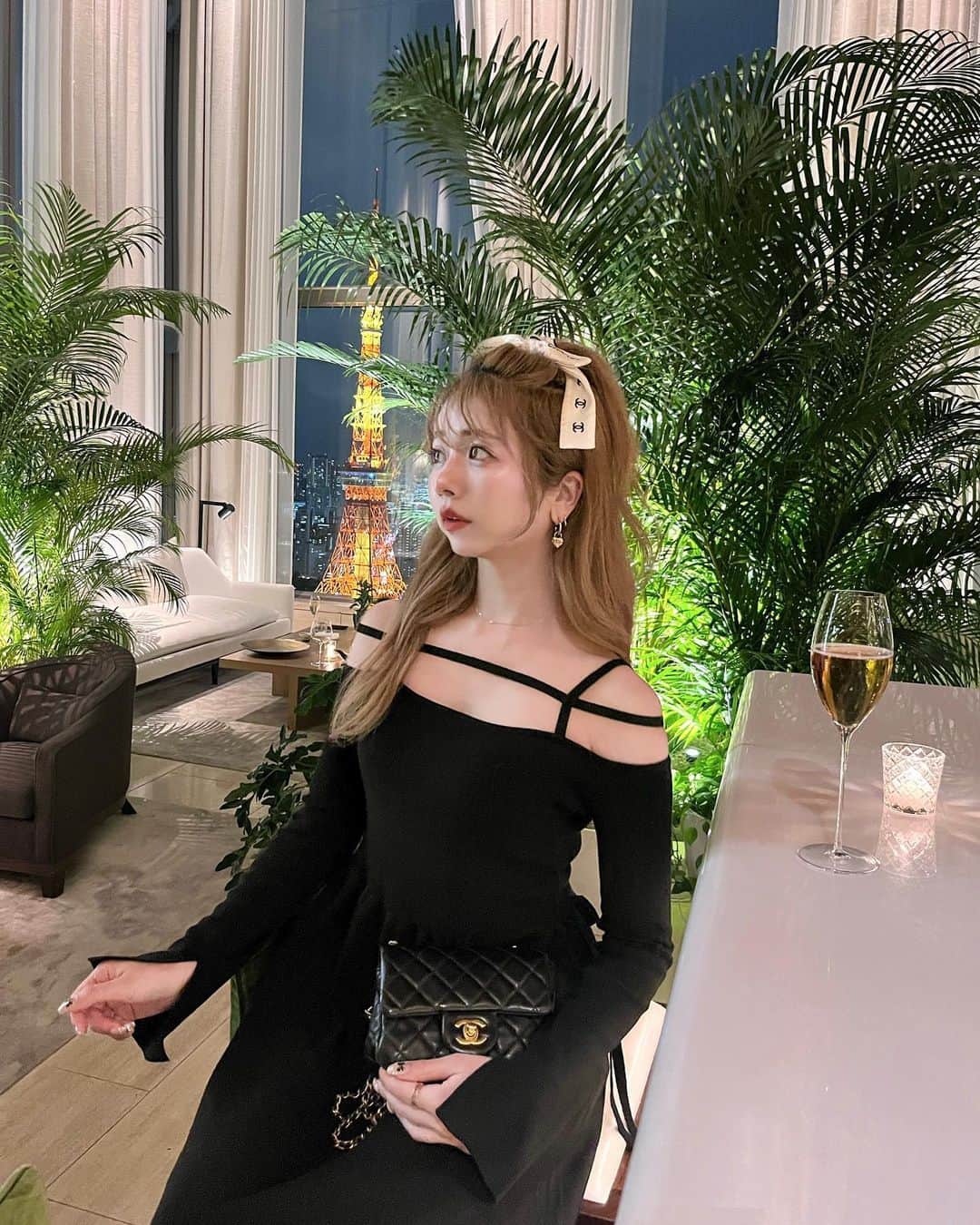 のインスタグラム：「🗼🥂 . Dinner🍽 . お誕生日のお祝いしてもらったよ🍸 . 東京タワーの見えるソファー席は 予約でいっぱいだったけど カウンターからも見えてとても綺麗〜💓 . 楽しすぎる夜でいっぱい笑った🤣 . お気に入りのリボンつけたよっ🎀 . #tokyoedition #お誕生日 #お誕生日会 #女子会 #东京 #时尚潮流 #可爱的 #えりんコーデ #えりんこヘアアレンジ」