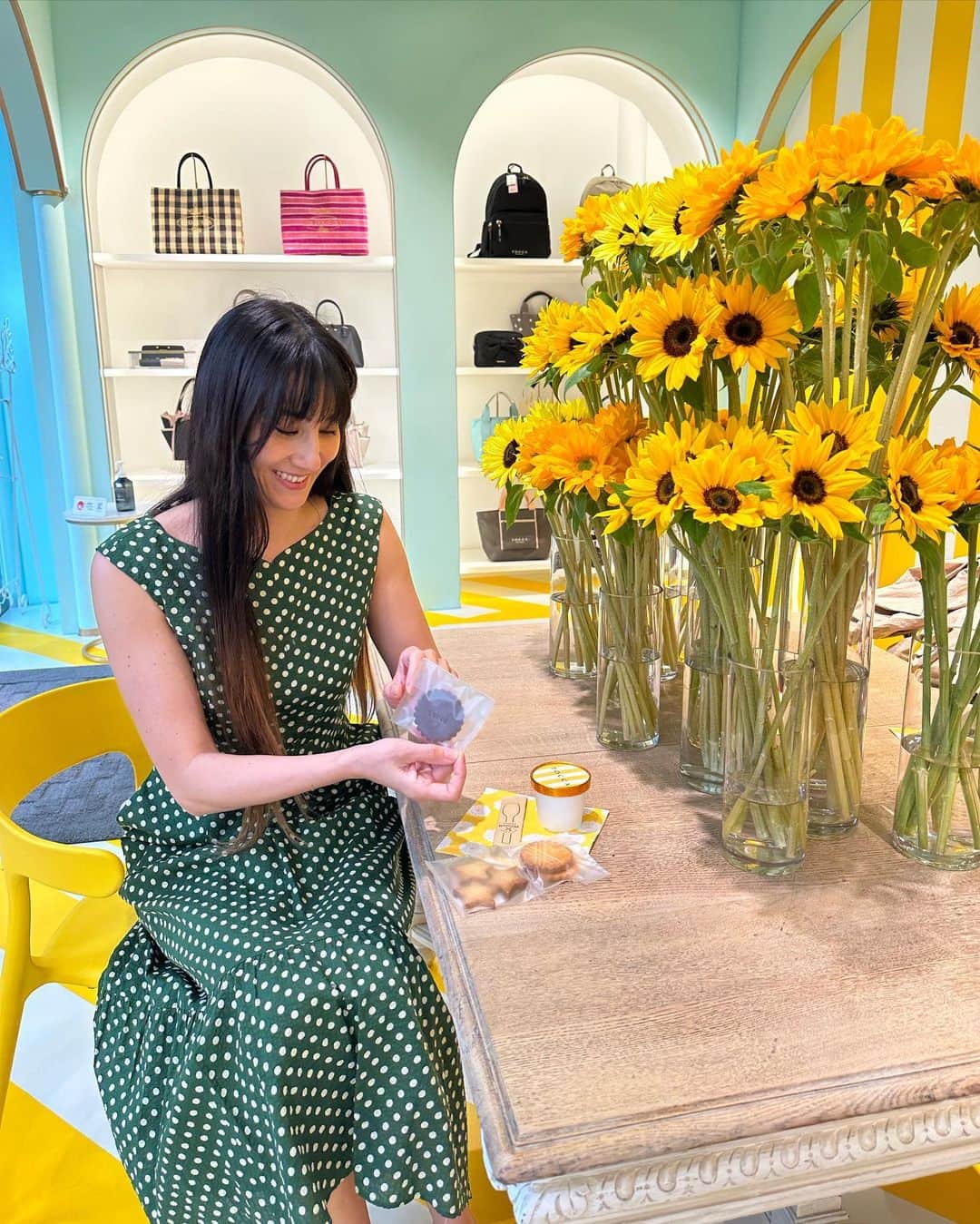 道端カレンのインスタグラム：「🌻  TOCCA HOTEL 4/29(土)～5/14(日) @ TOCCA OMOTESANDO  行ってきました🤍🤍  🌻🌻🌻 地中海の海に囲まれた島にある『TOCCA HOTEL』から届いた招待状 『Love Yourself』自らをリトリートする旅を…  スーツケースにはくるくる丸めたTシャツとコンパクトなサマードレス。 日焼け止めとランチが入るビーチバッグがあればいい。  今シーズンのTOCCAは架空の『TOCCA HOTEL』をイメージした バカンスカジュアルコレクションをご提案。   コレクションにあわせ、TOCCA各店舗ではスペシャルなサービスをご用意いたします。 #tocca  #toccahotel  @tocca_japan  @ow_pressroom」