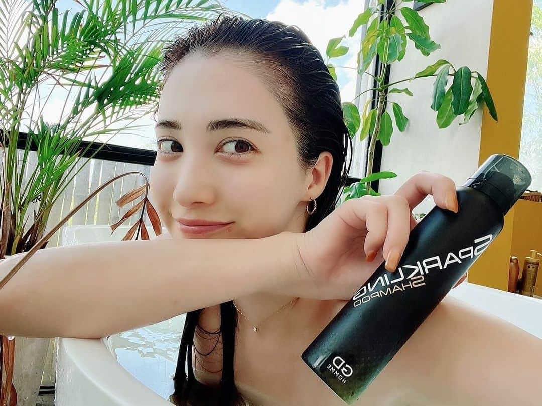 眞木美咲パメラのインスタグラム：「Bath time 🛁 Enjoying my chill Trip in Tulum❤️❤️❤️  もう使ってみた人いる？ 私はどこにでも持ち歩いてる 今回のアメリカ、メキシコ旅にも持ってきた🇲🇽🌵  モコモコ泡でちゃんと洗うならやっぱりGDHOMMEスパークリングシャンプー  旅先のバスタブでほっとできるためには必須☺️  乾燥する季節もおすすめだけど、暖かくなってきた時使うのもすごくイイよ！ ミントみたいなさっぱりした香りで、スッキリして気持ちいぜ  まだ持ってない人も私とお揃いシャンプーにしない？🥹  @gdhomme_official #gdhommeスパークリングシャンプー #gdシャンプー #炭酸シャンプー #オーガニックシャンプー #炭酸スキンケア　#ヘアケア　#シャンプー　#ノンシリコンシャンプー #ボタニカルシャンプー #頭皮ケア #ツヤ髪 #アミノ酸シャンプー #スカルプケア  #切れ毛」