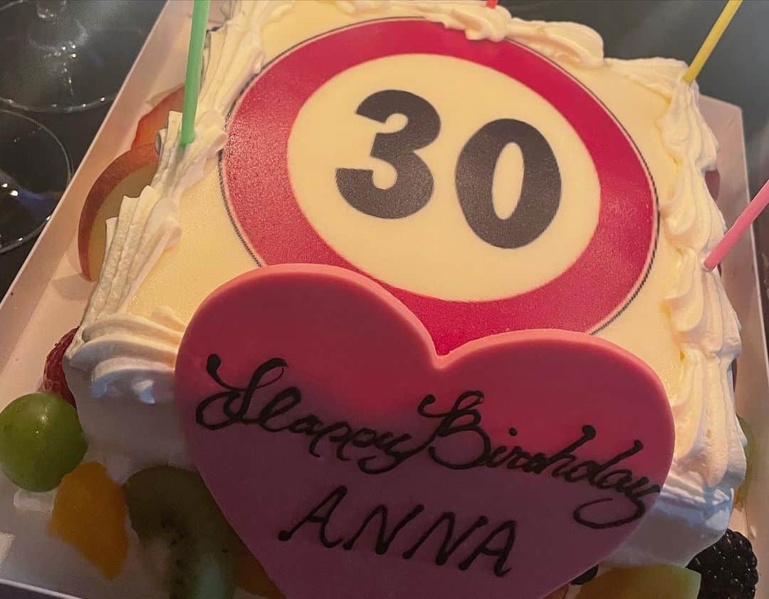 ANNAさんのインスタグラム写真 - (ANNAInstagram)「🎂2023.04.25  30歳突入しました🧸💌 しっかり徐行ケーキで引き締め。笑 これからは一生28歳て言って生きていきます！！（絶妙）  大好きなお友達たちがお祝いしてくれて、ほんっとうに幸せな誕生日を迎えれました🎂✨🌈  メッセージやギフトくれた方もありがとうございました🧸🎁✨  想像してた30歳とは全然違うけど、私なりに楽しく生きていこうと思います🫶🏻  周りに恵まれていて本当に毎日幸せです🙏🏻💓ママ産んでくれてありがとう✨  これからもこんな私ですがよろしくお願いします👶🏻🌈  ⁡  ⁡ #birthday#생일#ootd#selfie#daily#dailylook#오오티디#데일리룩#코디#좋아요#좋아요반사#패션스타그램#셀스타그램#셀카#얼스타그램#韓国ファッション#韓国メイク#中国ファッション」4月29日 19時01分 - sx_xanna