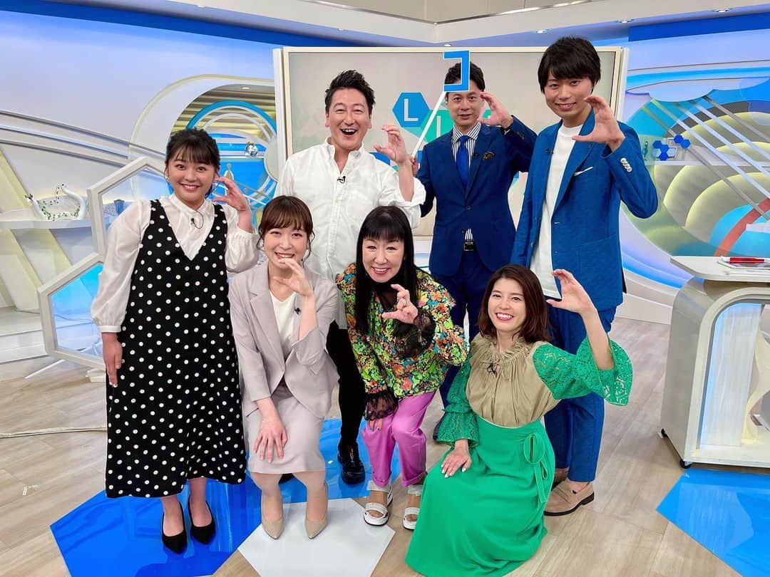 谷元星奈のインスタグラム：「* 『LIVEコネクト！』本日もありがとうございました☺️  生放送終わりに出演者の皆さんと✨✨✨  #LIVEコネクト #生放送 #石井亮次 さん#ハイヒールリンゴ さん#堀潤 さん#神田愛花 さん#永井陽右 さん #気象予報士　#浅田麻実 さん #カンテレ #アナウンサー #谷元星奈 #衣装 #ヘアセット」