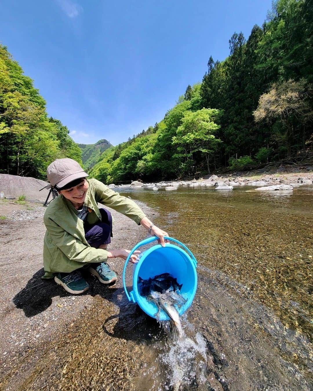 菖蒲理乃さんのインスタグラム写真 - (菖蒲理乃Instagram)「今日は群馬県上野村の神流川で “子ども釣り専用区”が設けられました。  【未来の釣り人たちを増やしたい】 という想いから生まれた、この催し。  子どもたちの楽しそうな笑顔が見れて嬉しかった〜。  私も特別に放流のお手伝いをさせていただきました！  ①放流したヤマメをキャッチアンドリリース ②バケツで運んで放流します(合計500kg、なんと5〜6000匹！) ③神流川で釣り。とても気持ち良い。 ④組合長にインタビュー ⑤撮影終わりの味噌ソフト！濃厚で美味しかった🍦  #群馬県上野村 #神流川 #ヤマメ #渓流釣り #放流 #ヤマメ釣り #上野村 #上野村漁協 #釣りガール #渓流ルアー」4月29日 19時02分 - shobuayano