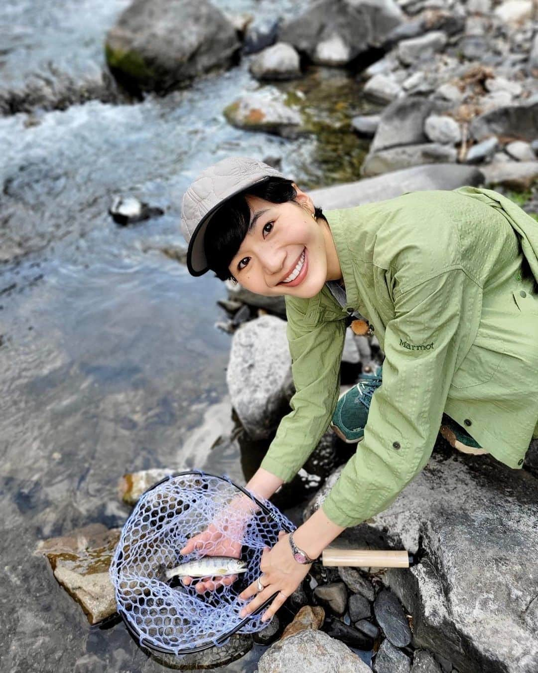 菖蒲理乃のインスタグラム：「今日は群馬県上野村の神流川で “子ども釣り専用区”が設けられました。  【未来の釣り人たちを増やしたい】 という想いから生まれた、この催し。  子どもたちの楽しそうな笑顔が見れて嬉しかった〜。  私も特別に放流のお手伝いをさせていただきました！  ①放流したヤマメをキャッチアンドリリース ②バケツで運んで放流します(合計500kg、なんと5〜6000匹！) ③神流川で釣り。とても気持ち良い。 ④組合長にインタビュー ⑤撮影終わりの味噌ソフト！濃厚で美味しかった🍦  #群馬県上野村 #神流川 #ヤマメ #渓流釣り #放流 #ヤマメ釣り #上野村 #上野村漁協 #釣りガール #渓流ルアー」