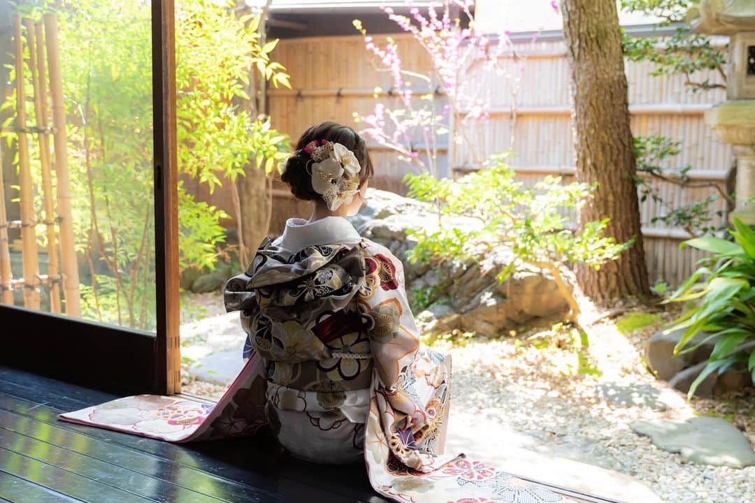 京都ヘアセット&着付け専門サロン夢館(ゆめやかた) さんのインスタグラム写真 - (京都ヘアセット&着付け専門サロン夢館(ゆめやかた) Instagram)「こんにちは、夢館です🫶  先日のお客様のお写真です！ 両サイドにあみこみが入った可愛らしいスタイルです お花のお飾りも豪華で可愛い🥰  🌱ご予約はTOPのURLから🌱  #ヘアアレンジ#ヘアセット#ヘアスタイル#ヘアカタログ#京都ヘアサロン#京都セットサロン#着物レンタル夢館#夢館#yumeyakata#ヘアセット京都#お呼ばれヘア#振袖ヘア#ルーズヘア#振袖ヘアアレンジ#振袖前撮り#京都前撮り#振袖後撮り#前撮りヘア#成人式ヘア#成人式ヘアセット#成人式前撮り#成人式後撮り#振袖レンタル#着物ヘア #シニヨンヘア #アップスタイル」4月29日 19時05分 - yumeyakatabeauty