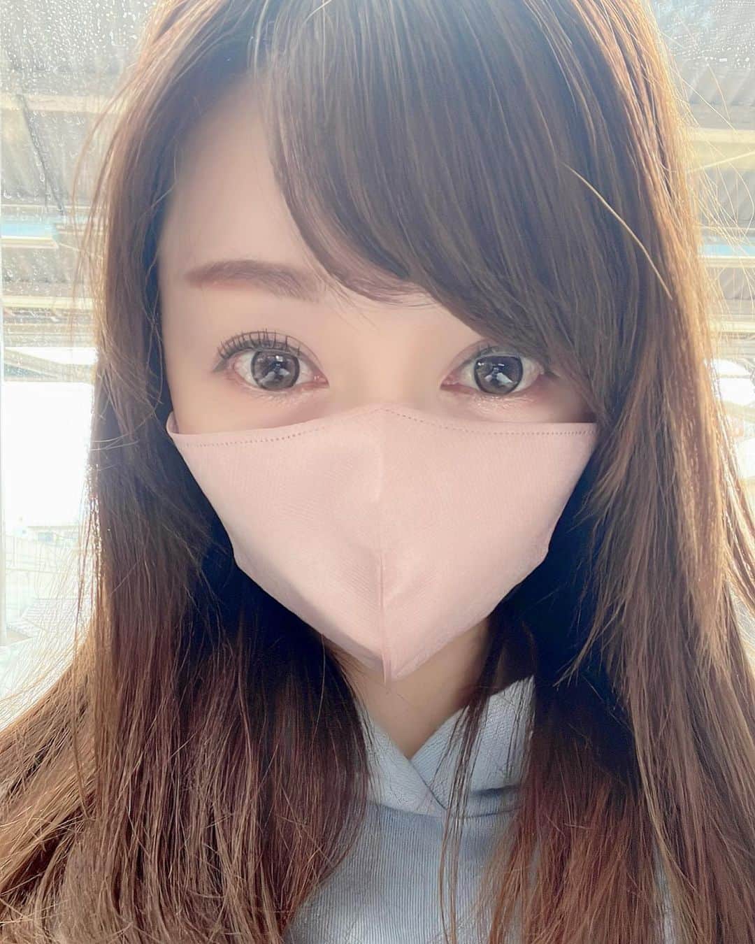 開高明日香のインスタグラム：「マツ育の効果が出てきた⁉️ 眉毛もまつ毛も薄い私ですが、最近まつ毛にハリが出てきた様子。  メイクして、まつ毛がキュンとあがってくれた朝は、ご機嫌😊  目元美容液、アイオールセラム 。 先端で生え際を。 ブラシ部分でまつ毛一本一本をしっかりケア。  引き続きマツ育頑張ってこー❣️  PR @all_serum_beauty #allserum #まつげ美容液 #まつ育 #まつ毛ケア #おうち美容 #まつげ美容液すごい #目元美容液 #目元ケア」