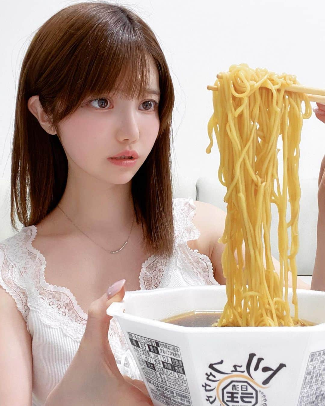 ゆでたまごさんのインスタグラム写真 - (ゆでたまごInstagram)「カップ麺てすぐ出来て美味しいから天才だよね🫠💕  しょっぱいものの次は甘いもの🍜🍩  #カップ麺 #ラーメン #日清 #ラ王 #ドーナツ #クリスピークリームドーナツ #🍜 #🍩 #🍫」4月29日 19時18分 - yudetamasan