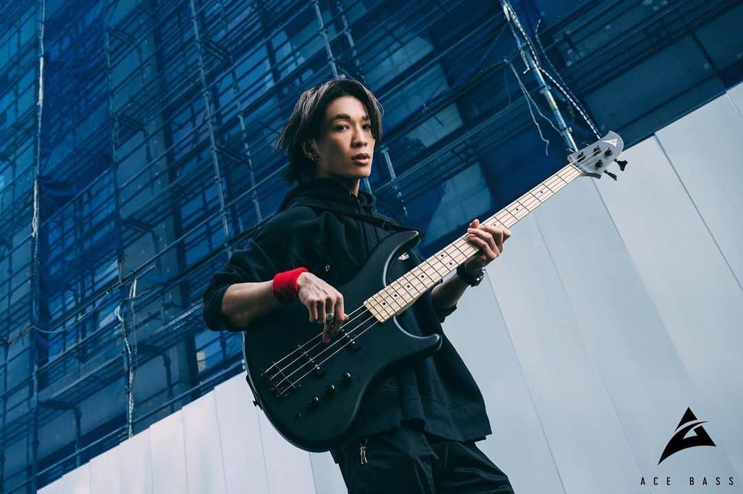 あきらかにあきらのインスタグラム：「ACE BASS 第一弾モデル「AB-4 STD」予約受付開始しました😊 ついに、皆様の元へ届けられます。楽しみやね！ @ace_bass_jp」