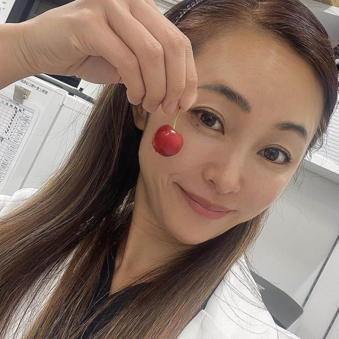 黒田愛美のインスタグラム：「本日から 2日間福岡院におります❣️🏥   あいにくの雨☔️でしたが キャンセルもなく本日も満員御礼❣️ いつもたくさんのご予約 ありがとうございます🙏🥺🙏   差し入れもたくさんありがとうございました❣️😆🧁🥧🍒🍓 食べる暇なかったからありがたかったです🥲💝 明日も ご予約満了‼️ 頑張ります💪  #zetith福岡院  #福岡出張 #美容外科専門医 #黒田愛美」