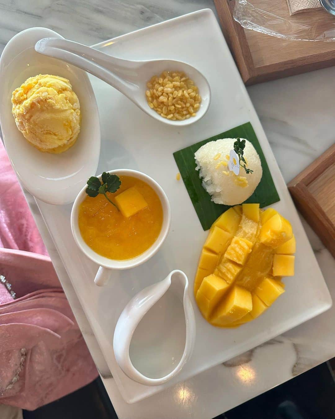石井里奈さんのインスタグラム写真 - (石井里奈Instagram)「make me mango🥭❤️ バンコクのマンゴー専門店🤩 色々なマンゴースイーツが食べれちゃうの！ いろいろ小さく食べられるスペシャルプレートがおすすめ❤️ 個人的にはお米のスイーツが美味しかった🥰鬼のように暑かったけど、ここで涼めて復活しました❣️ . dress... @sense_of_thai 🇹🇭 . #bangkok #バンコク #バンコク旅行 #バンコク生活 #makememango #mango #マンゴー #マンゴーかき氷 #マンゴーパフェ #民族衣装 #タイ旅行 #thailand」4月29日 19時11分 - ri7tin1025