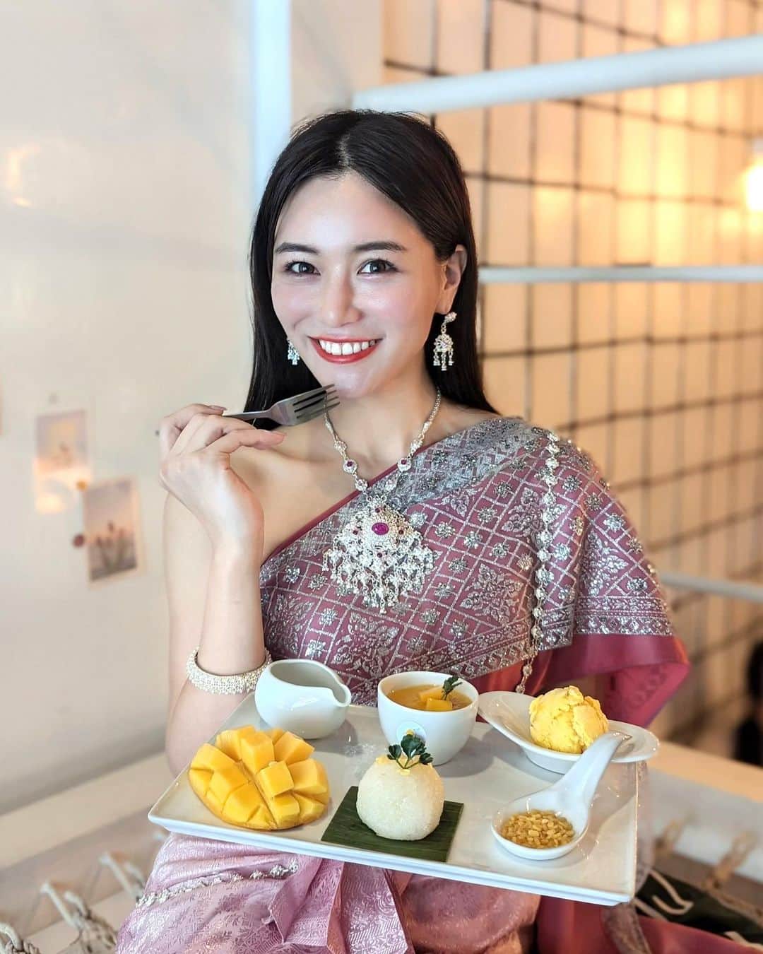 石井里奈さんのインスタグラム写真 - (石井里奈Instagram)「make me mango🥭❤️ バンコクのマンゴー専門店🤩 色々なマンゴースイーツが食べれちゃうの！ いろいろ小さく食べられるスペシャルプレートがおすすめ❤️ 個人的にはお米のスイーツが美味しかった🥰鬼のように暑かったけど、ここで涼めて復活しました❣️ . dress... @sense_of_thai 🇹🇭 . #bangkok #バンコク #バンコク旅行 #バンコク生活 #makememango #mango #マンゴー #マンゴーかき氷 #マンゴーパフェ #民族衣装 #タイ旅行 #thailand」4月29日 19時11分 - ri7tin1025