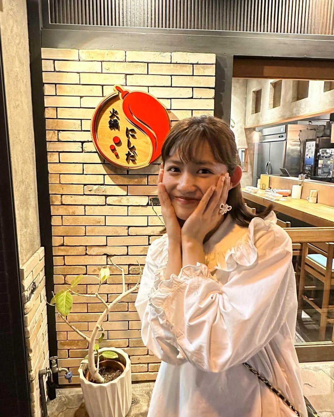 のインスタグラム：「念願の”火鍋 にしだ”  しんけん、楽しみにしちょったんやんか❤️‍🔥❤️‍🔥❤️‍🔥 “今年は辛いのに慣れる”をモットーに、辛いものを食べてるんやけど… もうな！！汗かきながら食べることに全集中して食べた🥺💕  付けダレが…三種類あって  ♡ゴマだれベース ごま油ベースやばすぎる😤 ゴマだれも、普通のゴマだれやないんよ！！濃厚でクリーミーなゴマだれ！！  ♡カボス醤油ベース 大分名物のカボス😤このカボスの安心感、安定感は、なんなんやろ笑 合わないわけがない💕  ♡ごま油ベース 本場中国は、ごま油ベースで食べるみたい！！！ ごま油？？？と思ったけど、これが1番どタイプやった😍何が、どタイプって？？ 気づいたら…ごま油付けてた！みたいな🤔笑 伝われ？笑  ほんと美味しかったにぃ😍 特にしいたけ😭追加したぐらい！！！  東京って火鍋は、チェーン店が多いイメージだから… 別府におしゃれで美味しい火鍋があって嬉しい〜🥰  ウェブ見てたら…火鍋セットがあった😏  インスタで長くなったの久々ぐらいに、語りよんやん🫢はずかし😂 別府来たら行くべし💗  読んでくれてありがと🫰🏻  #別府市　#別府グルメ  #別府　#beppu #別府観光 #火鍋　#通販　#別府観光　#別府観光大使」