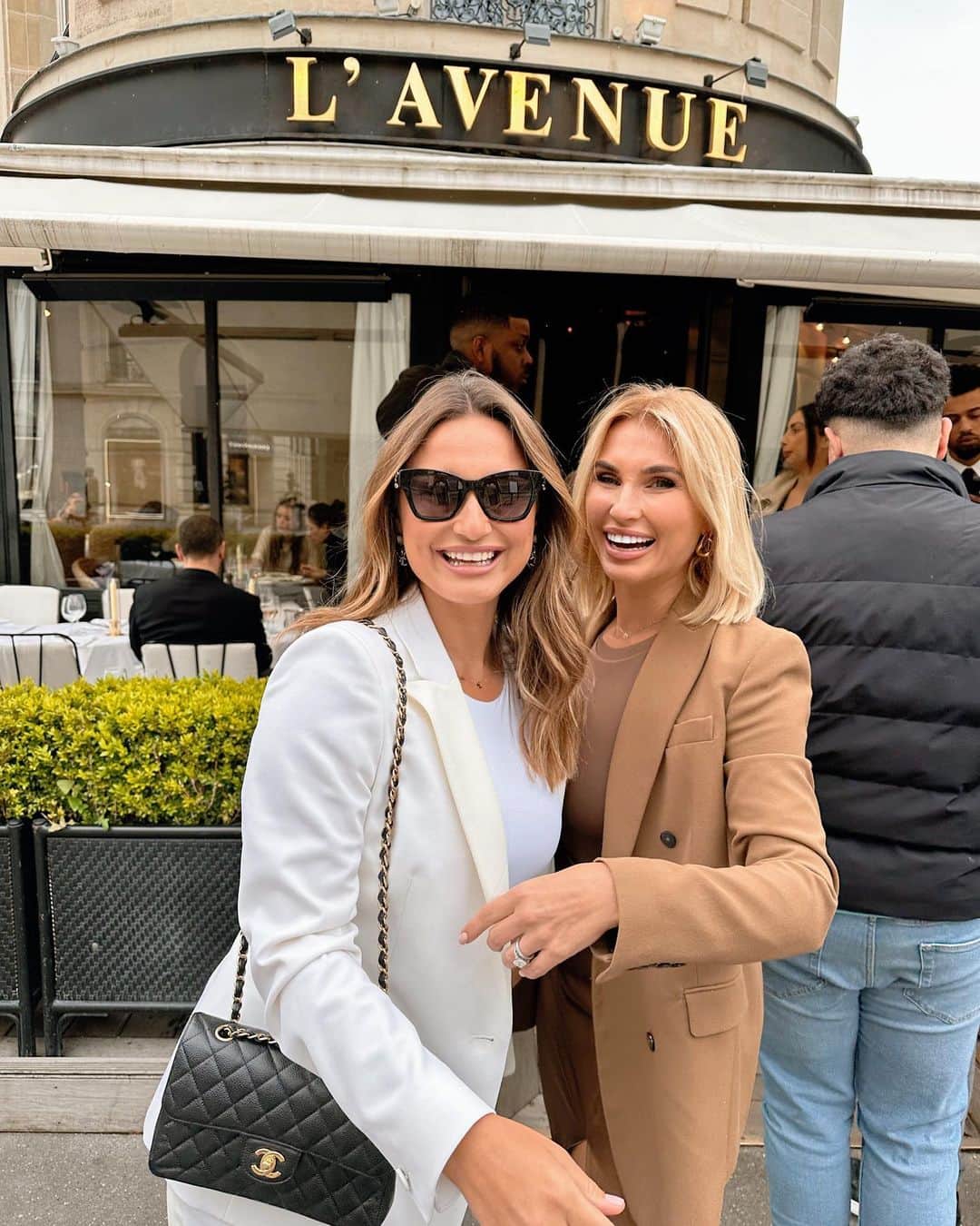 サム・フェアーズのインスタグラム：「48 hours in Paris 🇫🇷🥂 First stop lunch at L’Avenue with my favourite ladies 🫶」