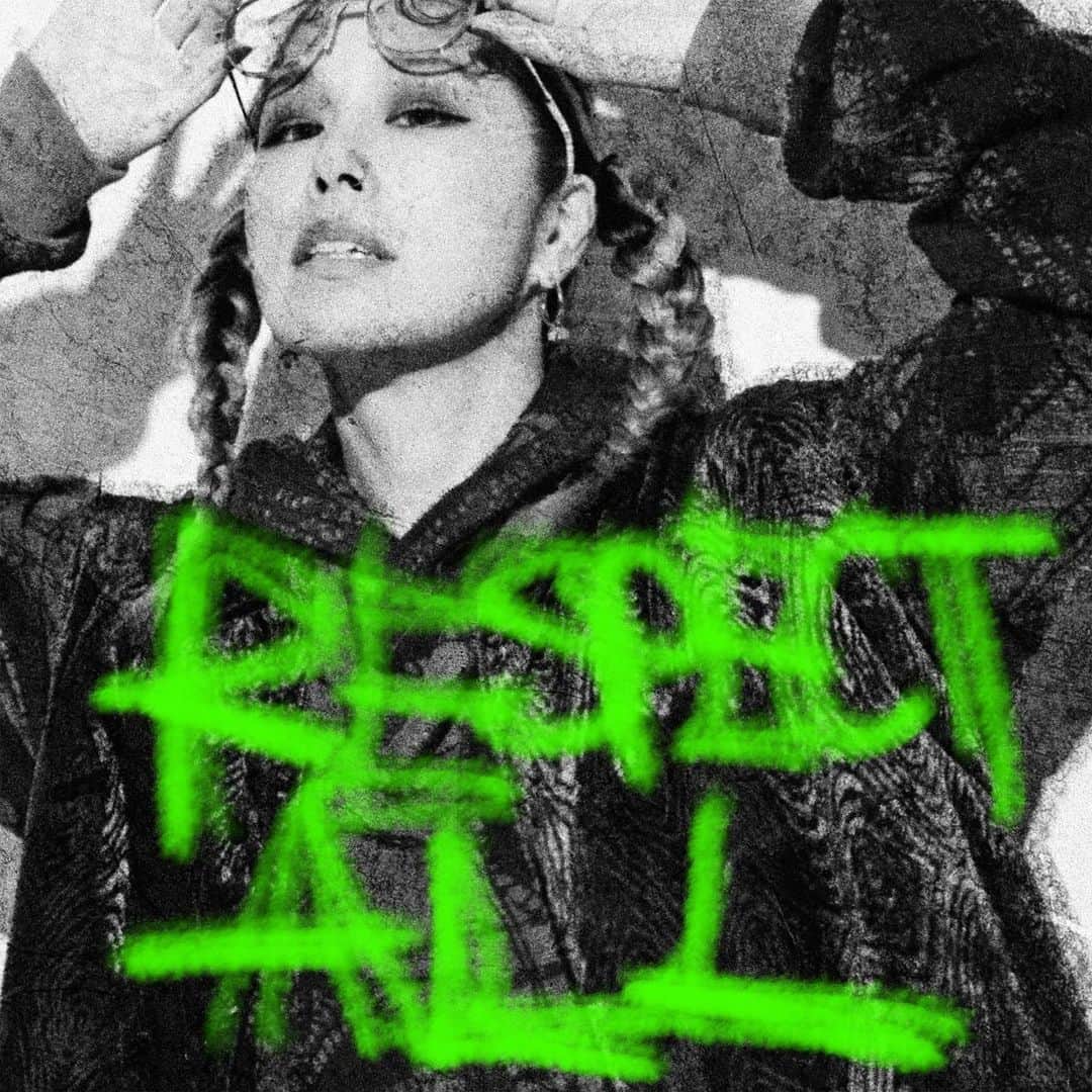 AIのインスタグラム：「新曲はみんなに伝わってほしいメッセージたっぷりで音もやばい。久々にサンプリングでいきます！まじでテンション上がります！！！是非楽しみにしててください！！！  １０月からツアーも始まりますので楽しみにしててねー！！！  My new single is gonna be out soon and my tour is gonna start from October 🙌Hope to see u all soon!!!!!Love you guys❤️  2023年第一弾デジタルシングル「リスペクト」が5月22日(月)にリリースされることが決定した。  HIP HOP生誕50周年をさらに盛り上げるべく、Rakim「Guess Who‘s Back」でお馴染みの大ネタBob James「Shamboozie」をサンプリングしているトラックにのせ、“自分が変われば 世界が変わる 世界が変われば 未来輝く”とAIの平和への想いを込めた渾身の新曲になっているので、どんな曲になっているかいまから楽しみだ。AIの歌声とメッセージで、また一つ世界に希望が生まれること間違いなし！  ▷AI新曲デジタルシングル「リスペクト」 5月22日(月)0:00配信  Photo & artwork @photoby217  Hair-make up @onoakemi9  Styling Noriko Gotoh  #AI #RESPECTALLTOUR #リスペクト #ツアー」