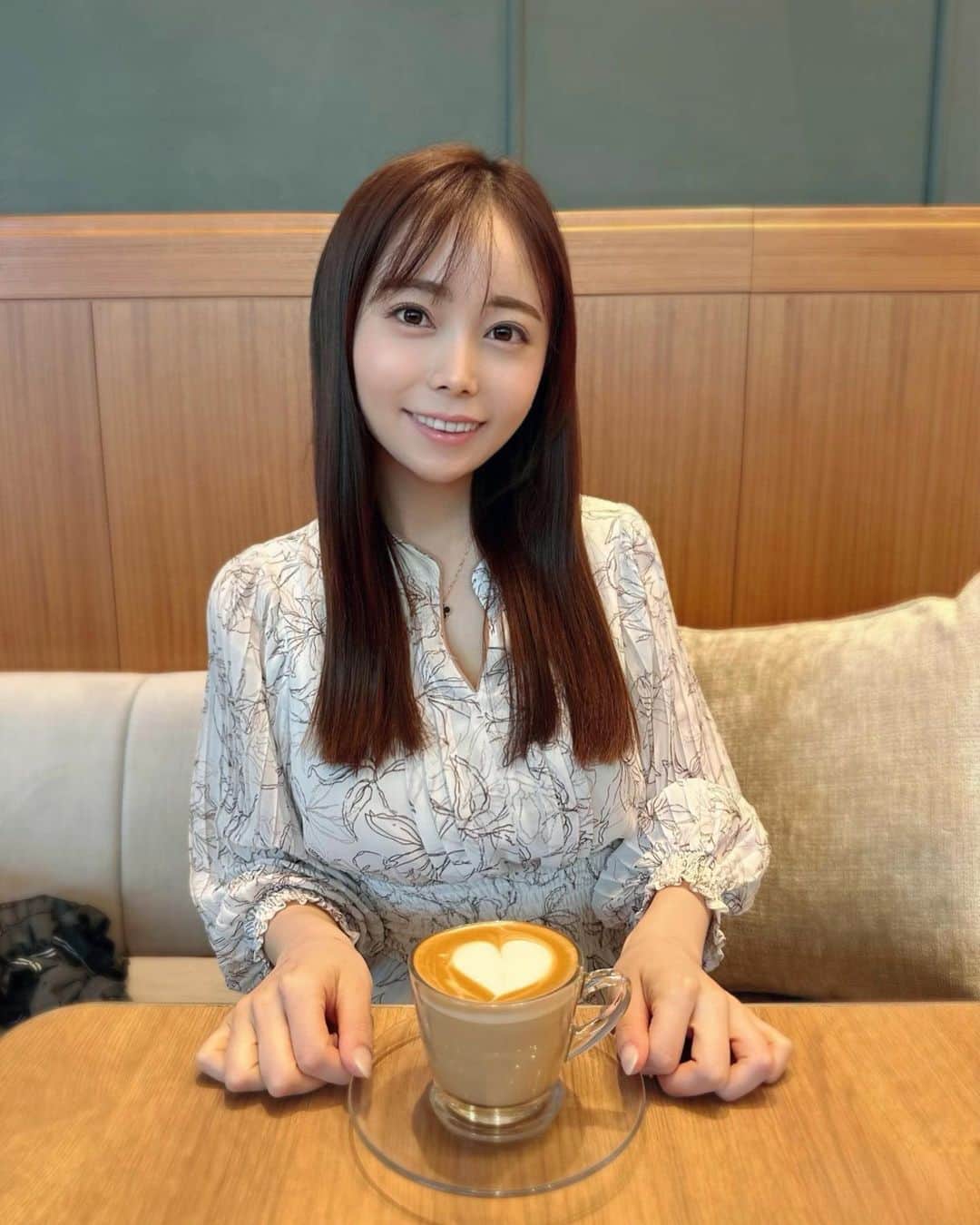 のインスタグラム：「ゴールデンウィークが始まりましたが、 あいにくの雨☔️  今日はカフェでまったり過ごしました☕️🫶  みなさんはどう過ごされましたか？✨  #カフェ #ラテアート #カフェ巡り #雨 #ゴールデンウィーク #gw #☔️ #☕️ #セントフォース #アナウンサー #辻満里奈」