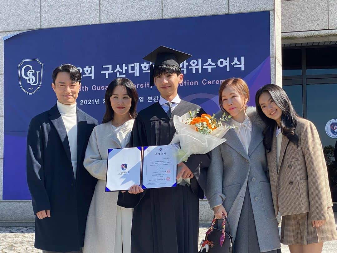 ソン・ジホのインスタグラム：「우리가족들 행복하길🙏🏻 아버지, 예쁜엄마, 나, 예쁜할머니, 예쁜동생🌱 오늘 밤 10시 반 #닥터차정숙 기대해주세요 꾸벅  @jtbcdrama」