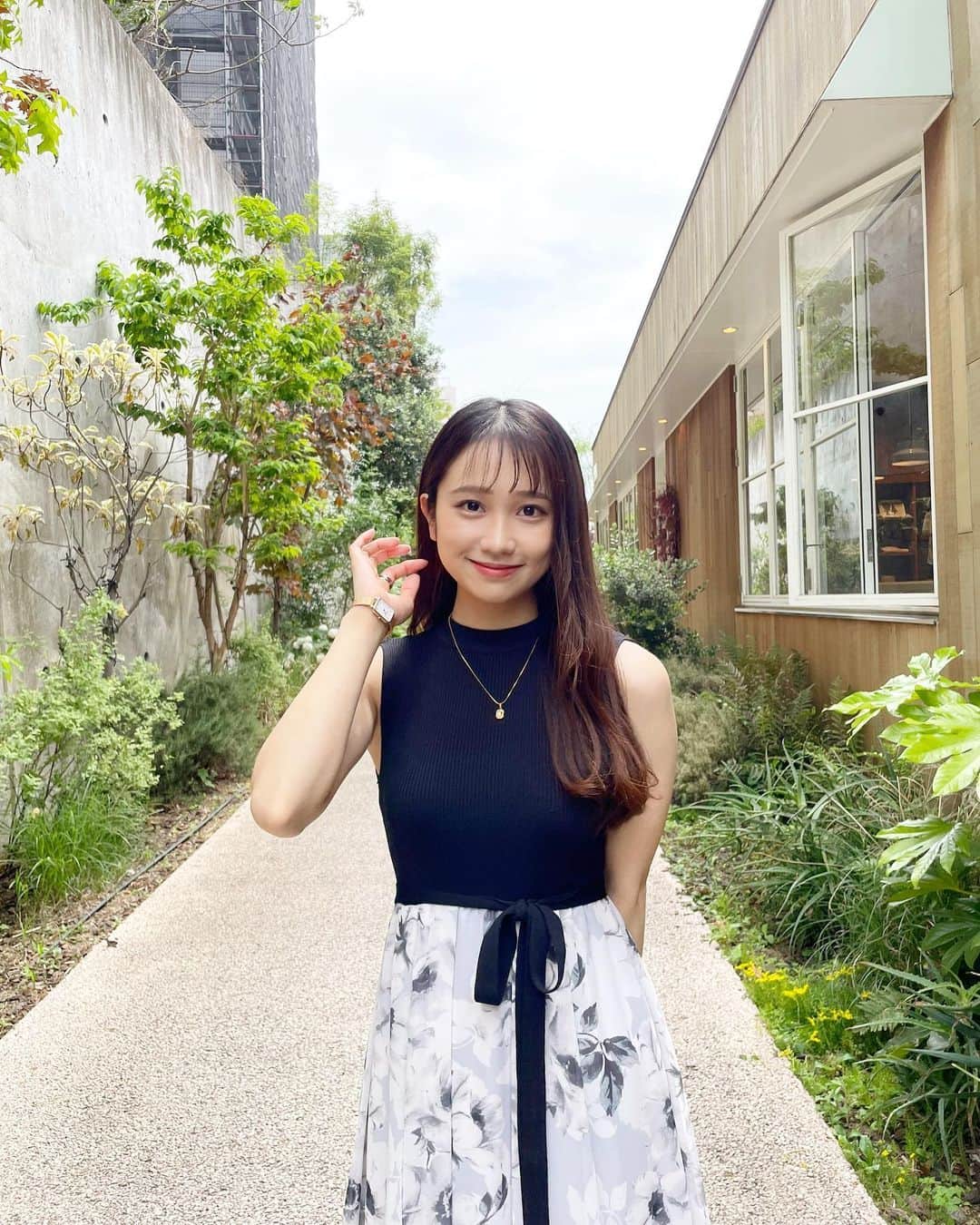 生形由佳のインスタグラム：「🦋 . GW初日は両親とお出かけ~🍃  @mercuryduo_com さんのワンピース👗♡ スカートの花柄が上品で可愛くて スタイルアップもできるから嬉しい☁️  #mercuryduo #PR #マーキュリーデュオ  #春ワンピース #ワンピース」