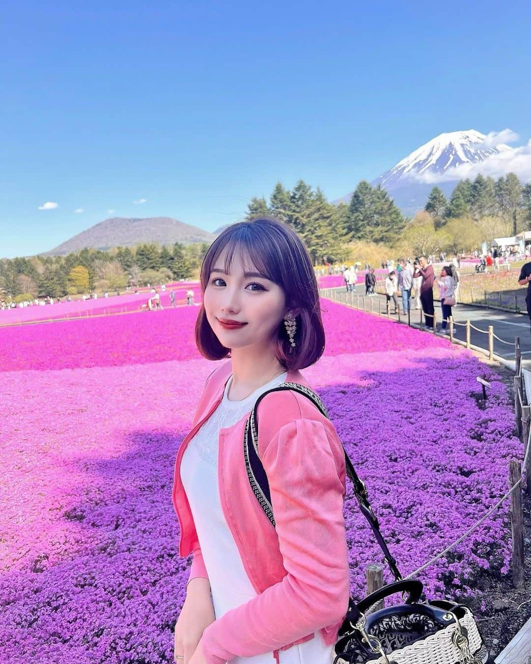 加藤里奈のインスタグラム：「⋆  芝桜、圧巻の景色でした〜！🌸  #山梨 #山梨観光 #静岡 #静岡観光 #富士山 #姉妹 #姉妹コーデ #mtfuji #ファッション #河口湖 #お出かけスポット #お出かけ #旅行 #旅行好きな人と繋がりたい  #芝桜 #芝桜まつり #富士芝桜まつり #お花見 #お花見コーデ」